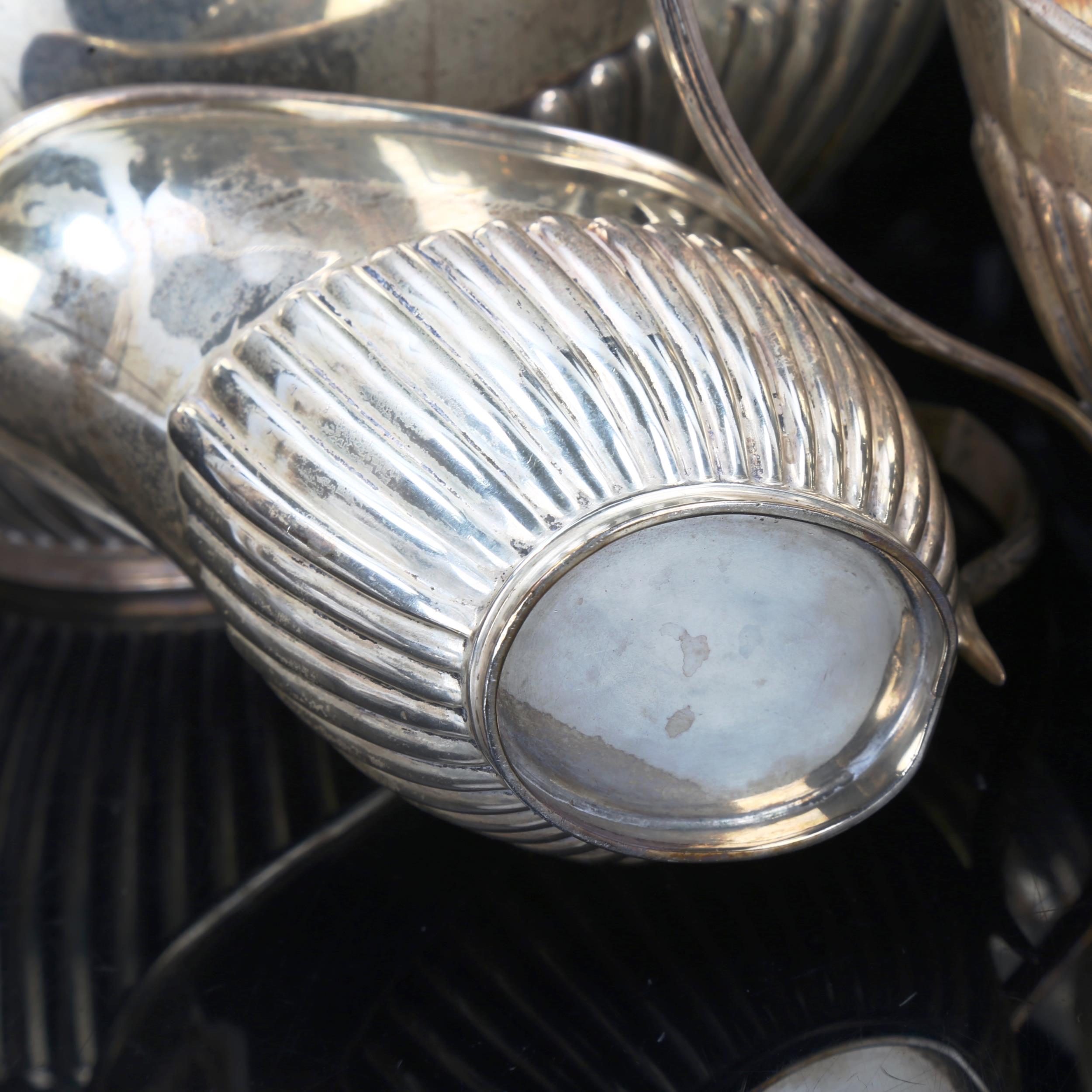 A late Victorian silver 3-piece tea set, comprising teapot, 2-handled sugar bowl and cream jug, oval - Image 3 of 4