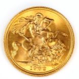 An Elizabeth II 1962 gold full sovereign coin, 7.9g
