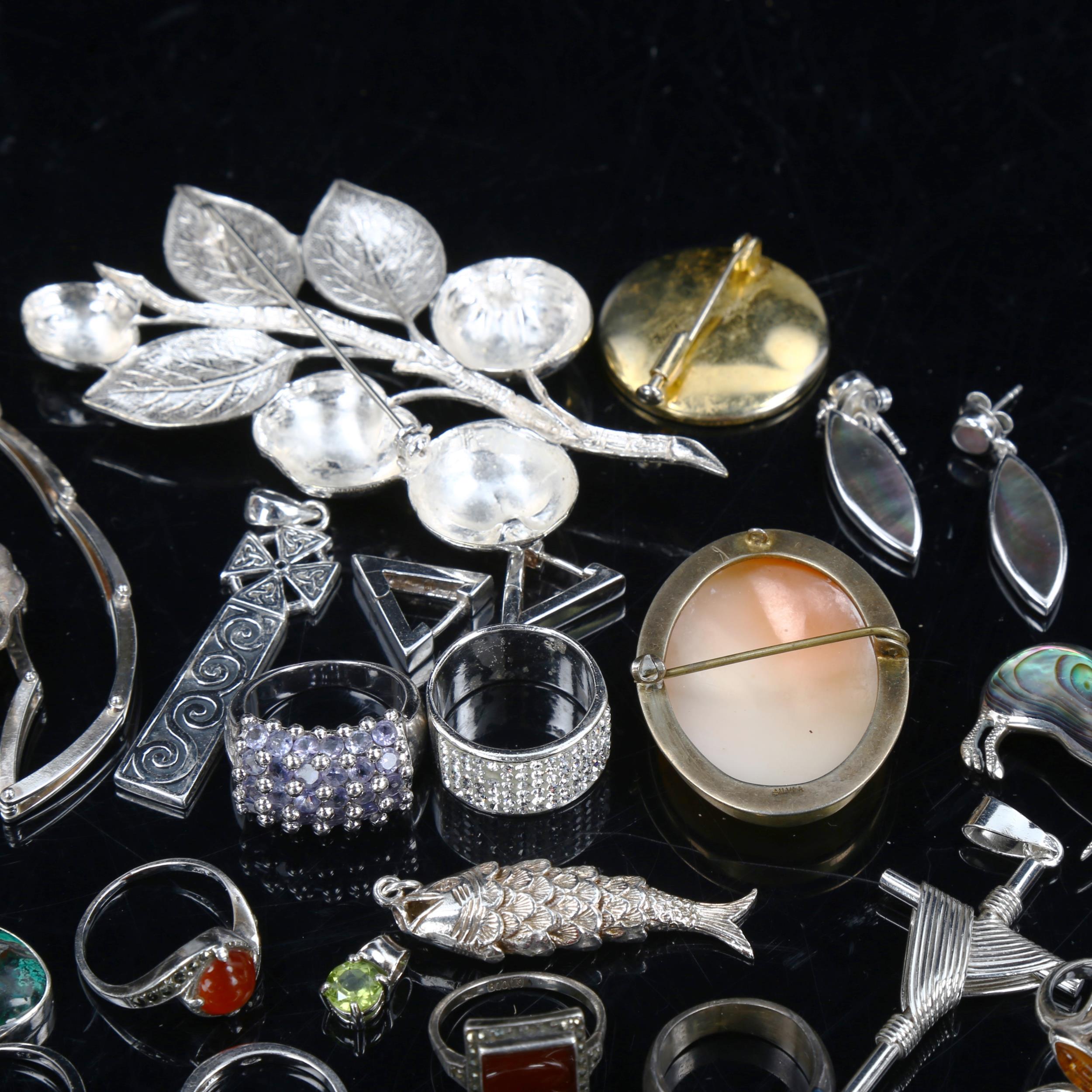 Various silver jewellery, including cameo brooch, rings, bracelet etc, 145g gross Lot sold as seen - Image 4 of 4