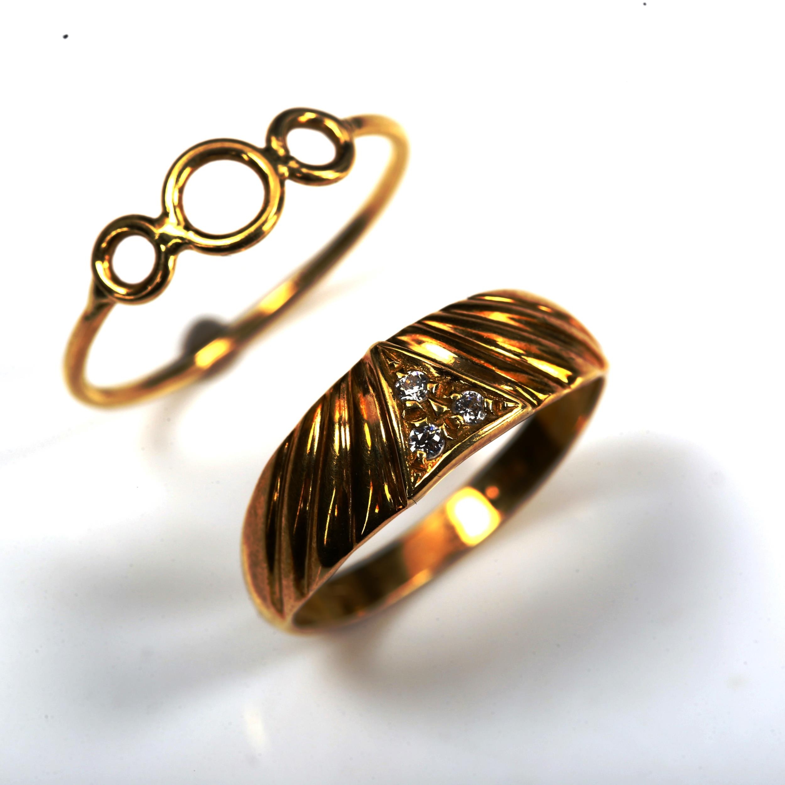 2 Continental 18ct gold rings, both size L, 3g total (2) No damage or repairs, marks slightly