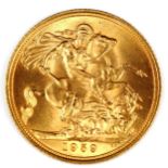 An Elizabeth II 1959 gold full sovereign coin, 7.9g