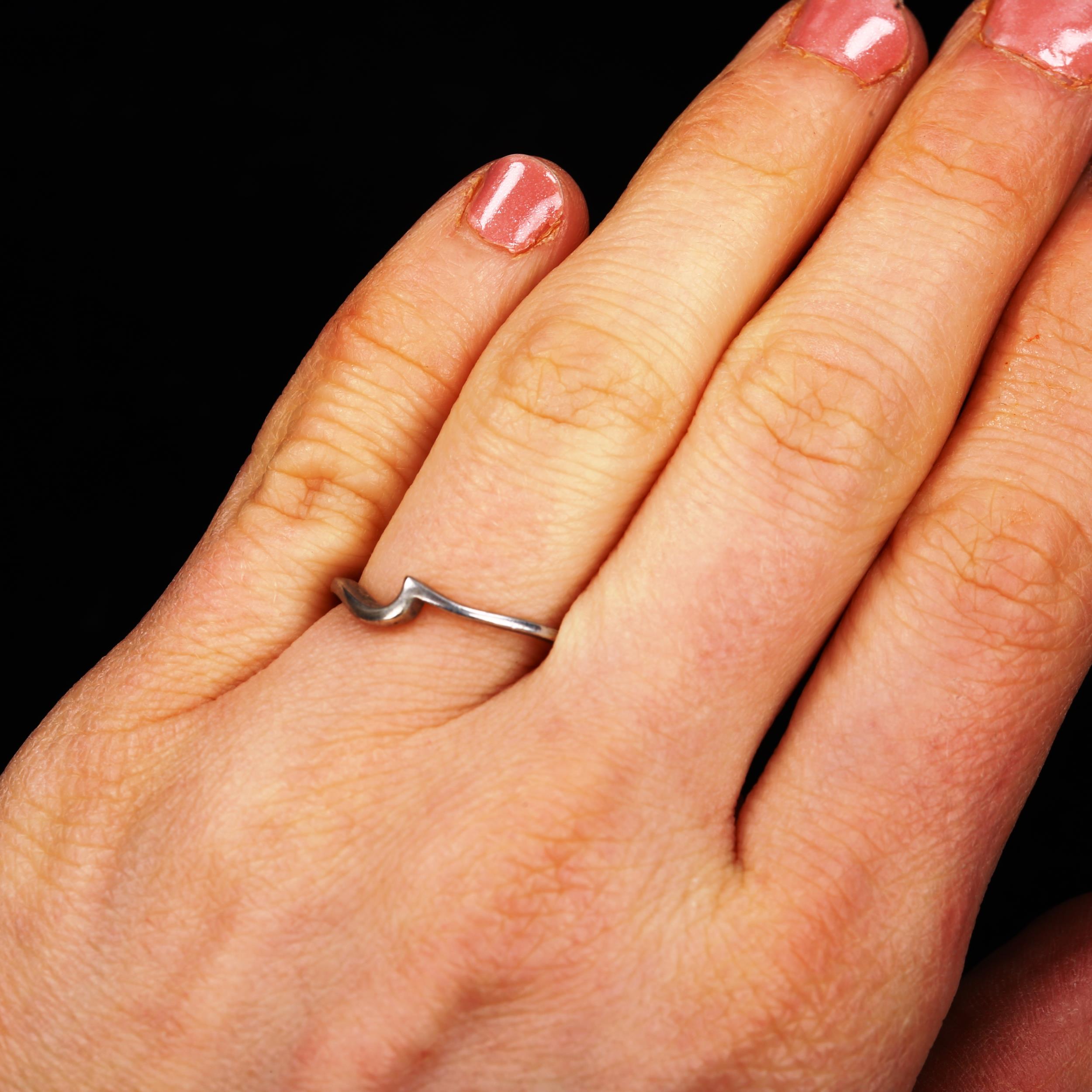 Various rings, including 9ct white gold blue stone crossover, 2g, stainless steel and black enamel - Image 4 of 4