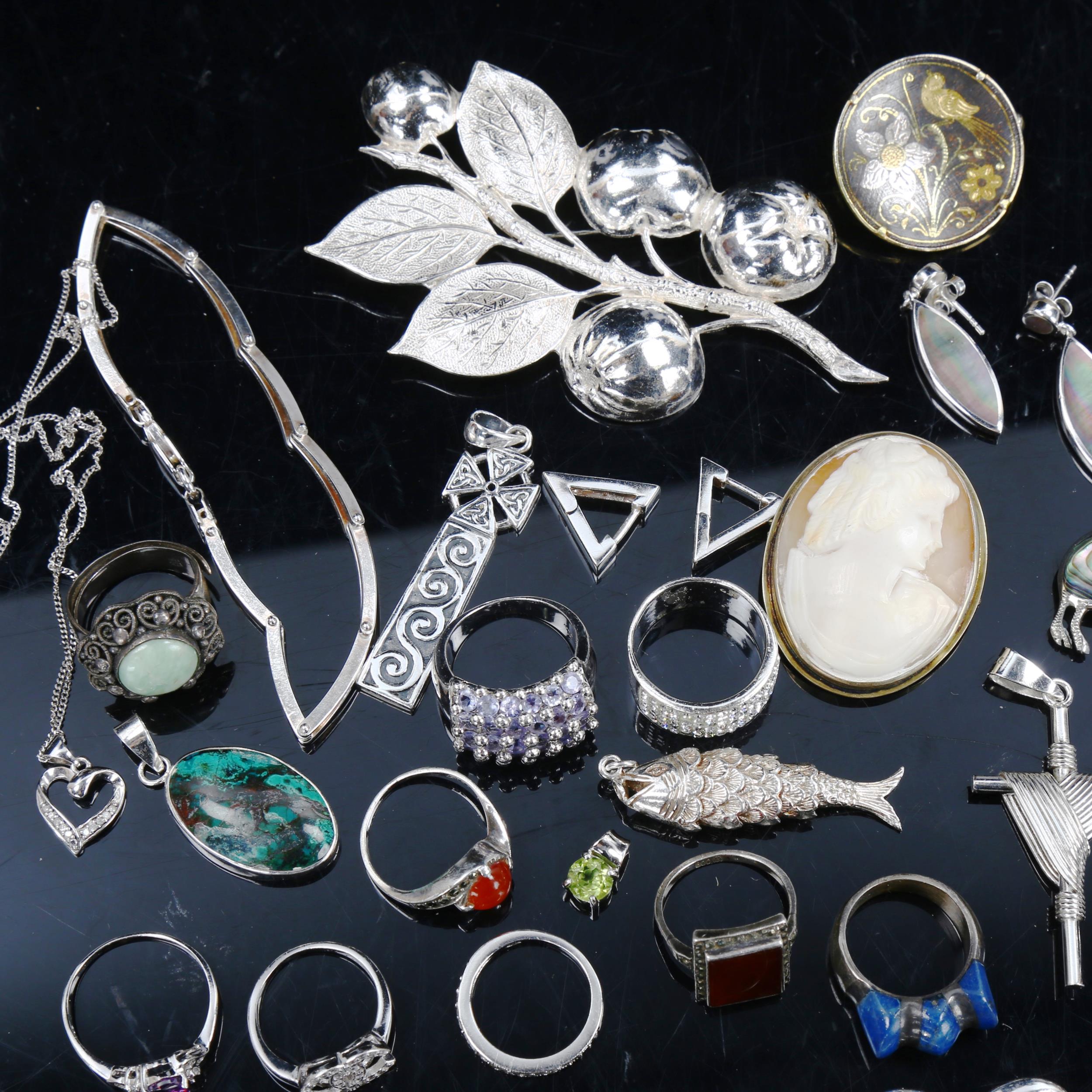 Various silver jewellery, including cameo brooch, rings, bracelet etc, 145g gross Lot sold as seen - Image 3 of 4