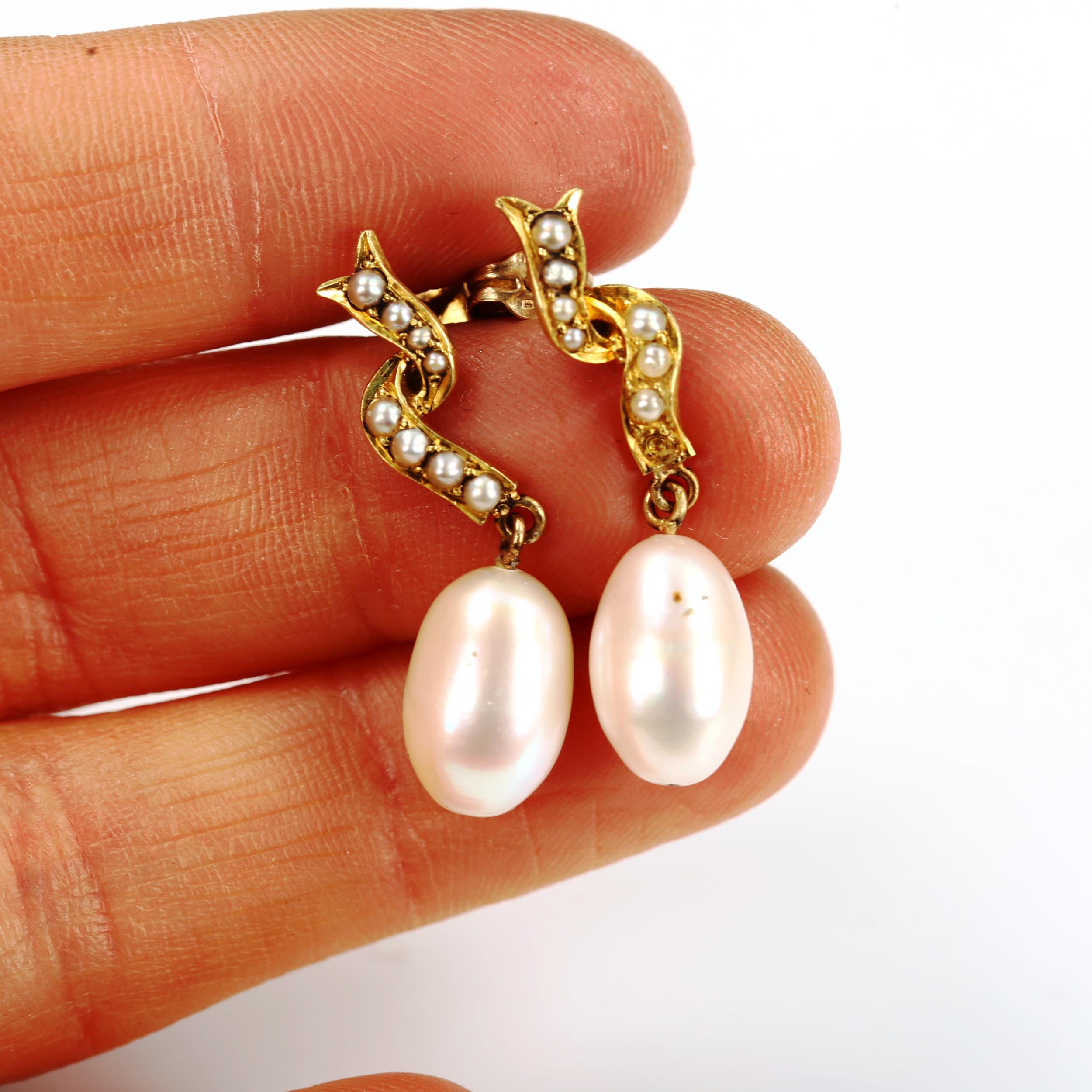 A pair of unmarked gold pearl drop earrings, earring height 30.7mm, 4.3g No damage, earring backs - Image 4 of 4