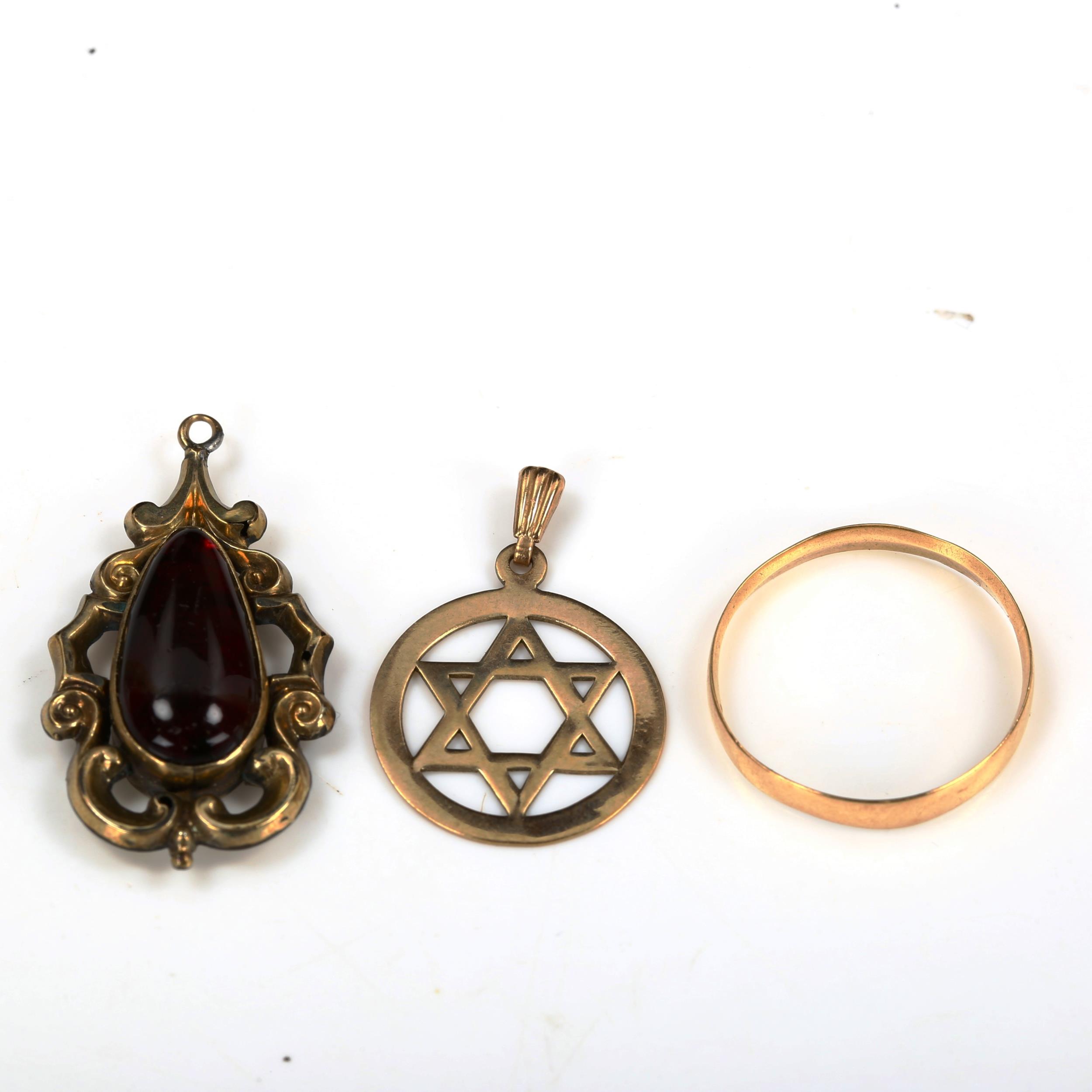 Various jewellery, comprising 18ct gold wedding band, 1.2g, 9ct Star of David pendant, 0.9g, and