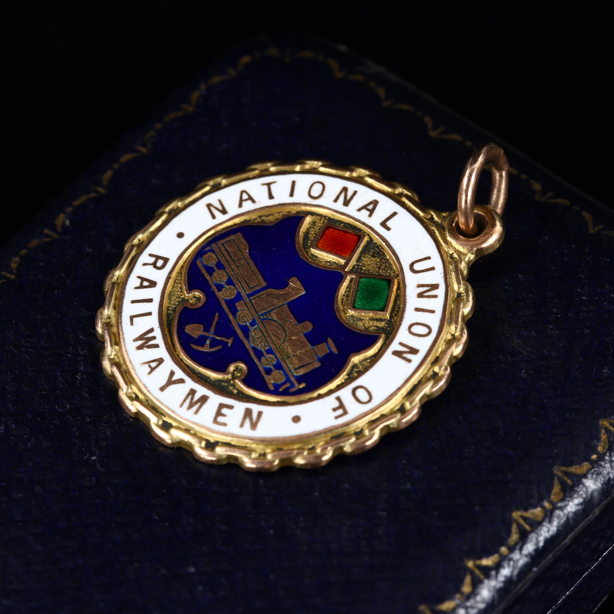 9ct gold and coloured enamel National Union Of Railwaymen fob, dated 1921, 27mm across - Image 3 of 3