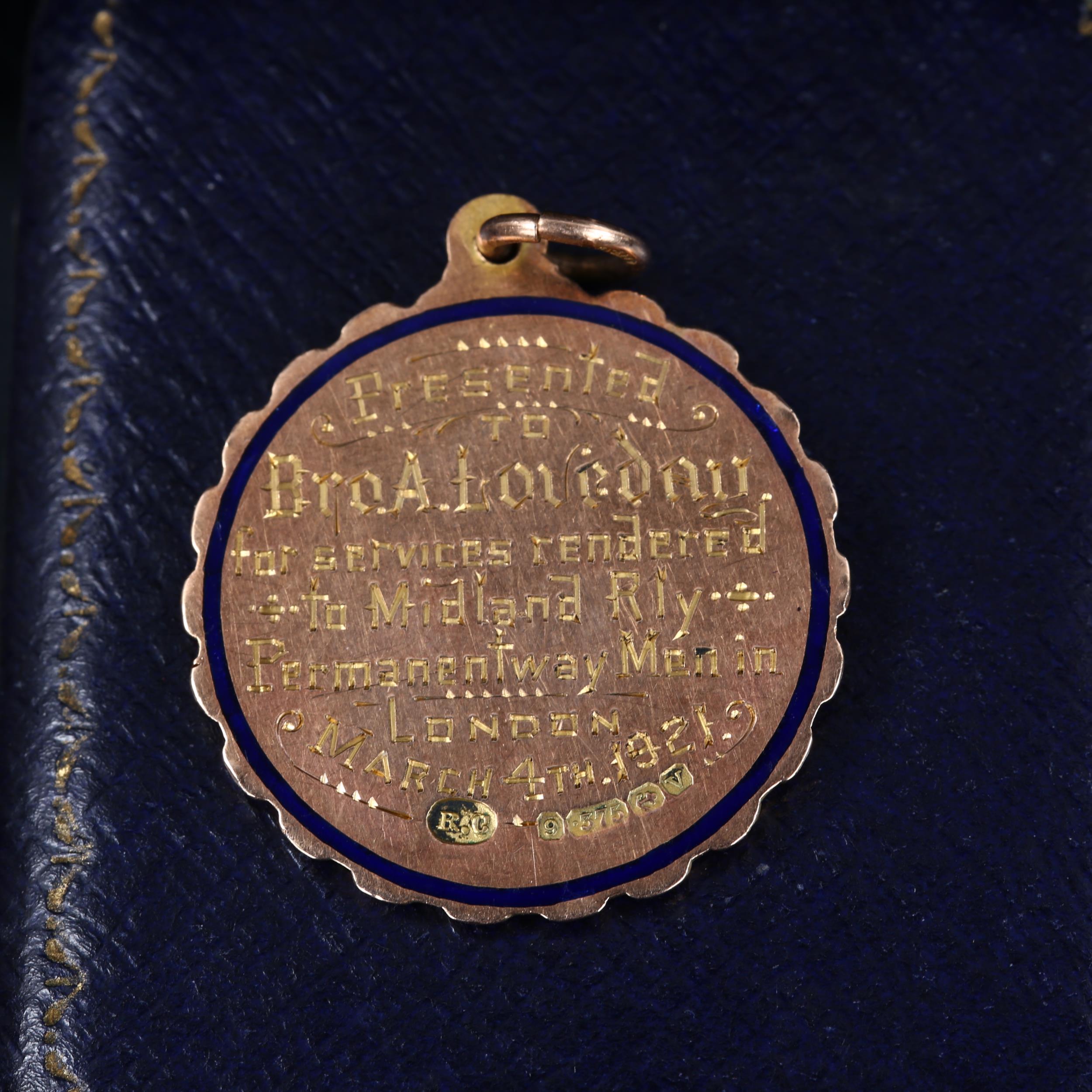 9ct gold and coloured enamel National Union Of Railwaymen fob, dated 1921, 27mm across - Image 2 of 3