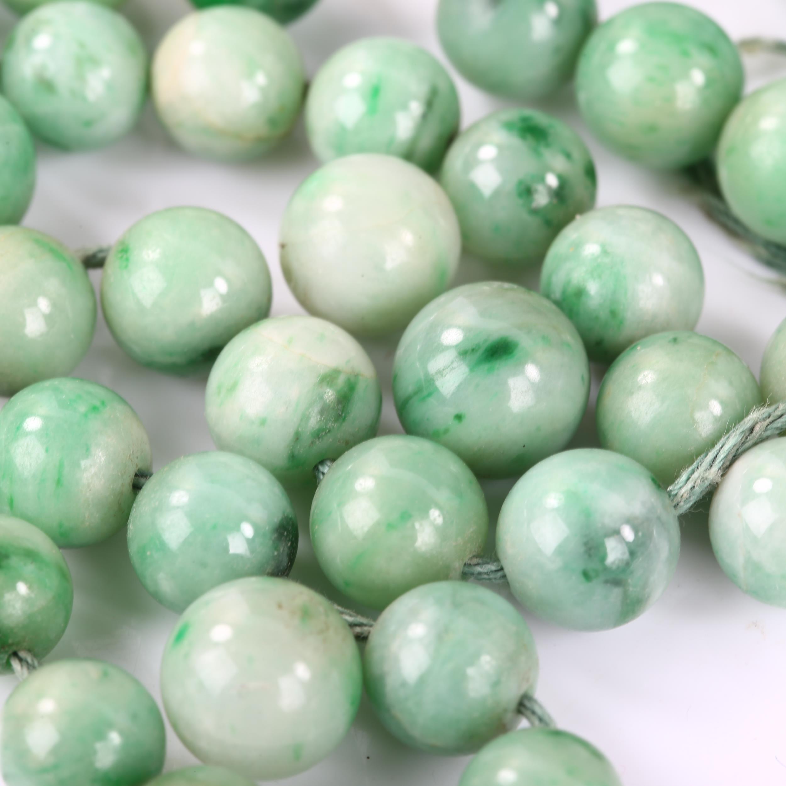 A group of graduated polished jade beads, sizes ranging from 7.04mm - 9.72mm, 49.9g total - Image 3 of 4