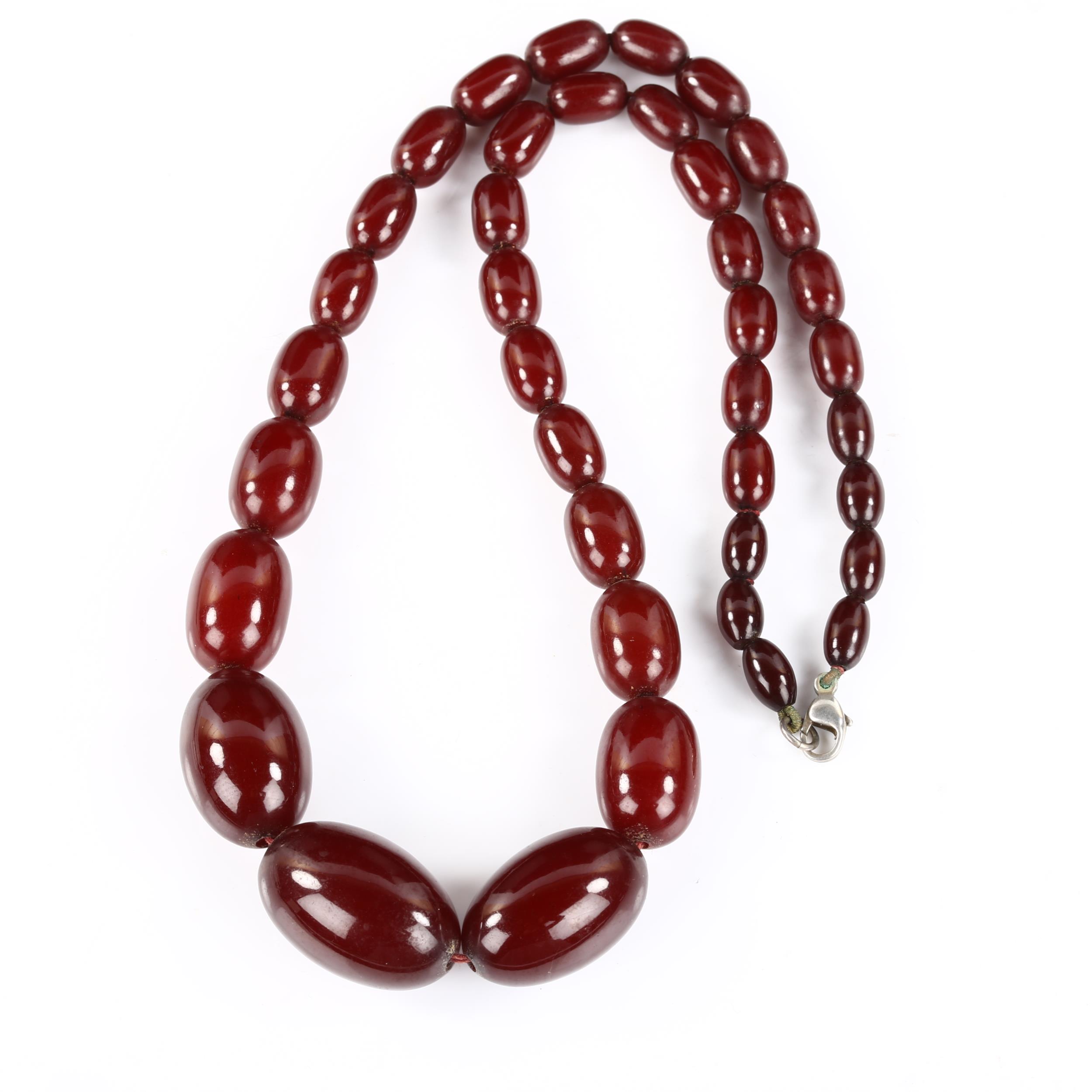 A single-strand graduated cherry amber bead necklace, bead lengths 11.5mm - 32.4mm, necklace - Image 2 of 4