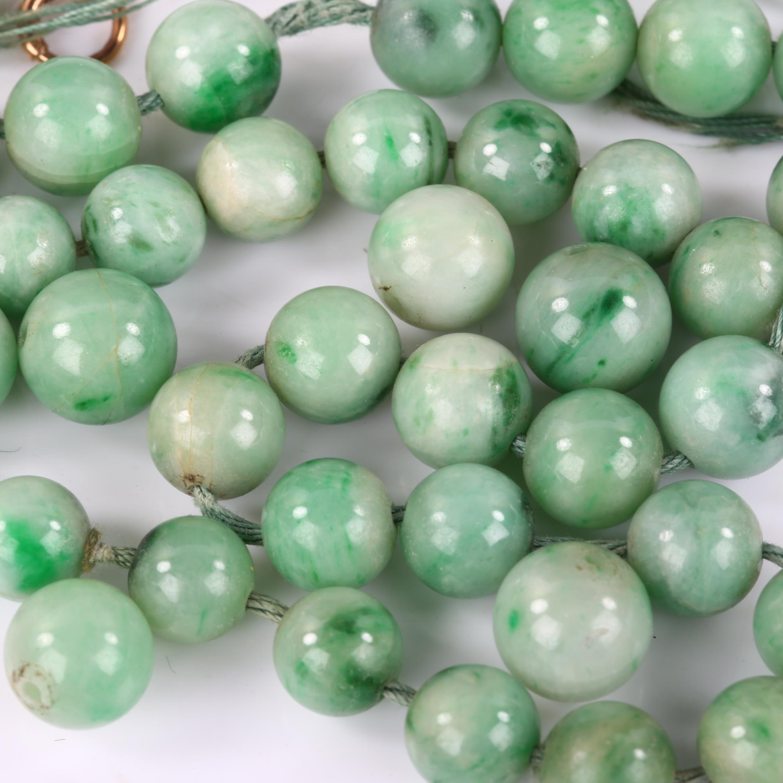 A group of graduated polished jade beads, sizes ranging from 7.04mm - 9.72mm, 49.9g total - Image 2 of 4