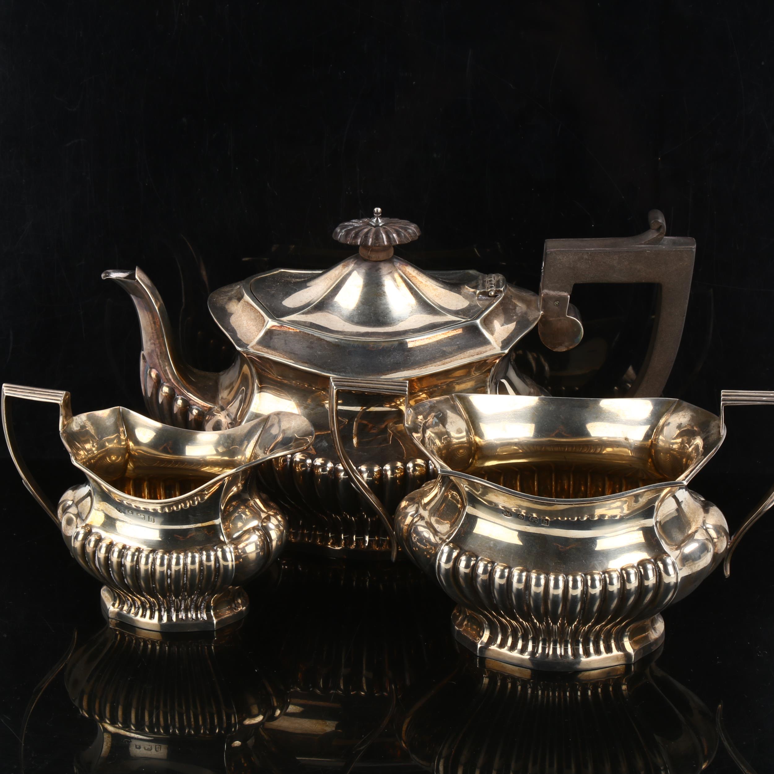 A George V silver 3-piece tea set, comprising teapot, 2-handled sugar bowl, and cream jug, shaped