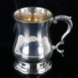 An Edwardian silver half pint christening mug, in George III style, by Goldsmiths & Silversmiths