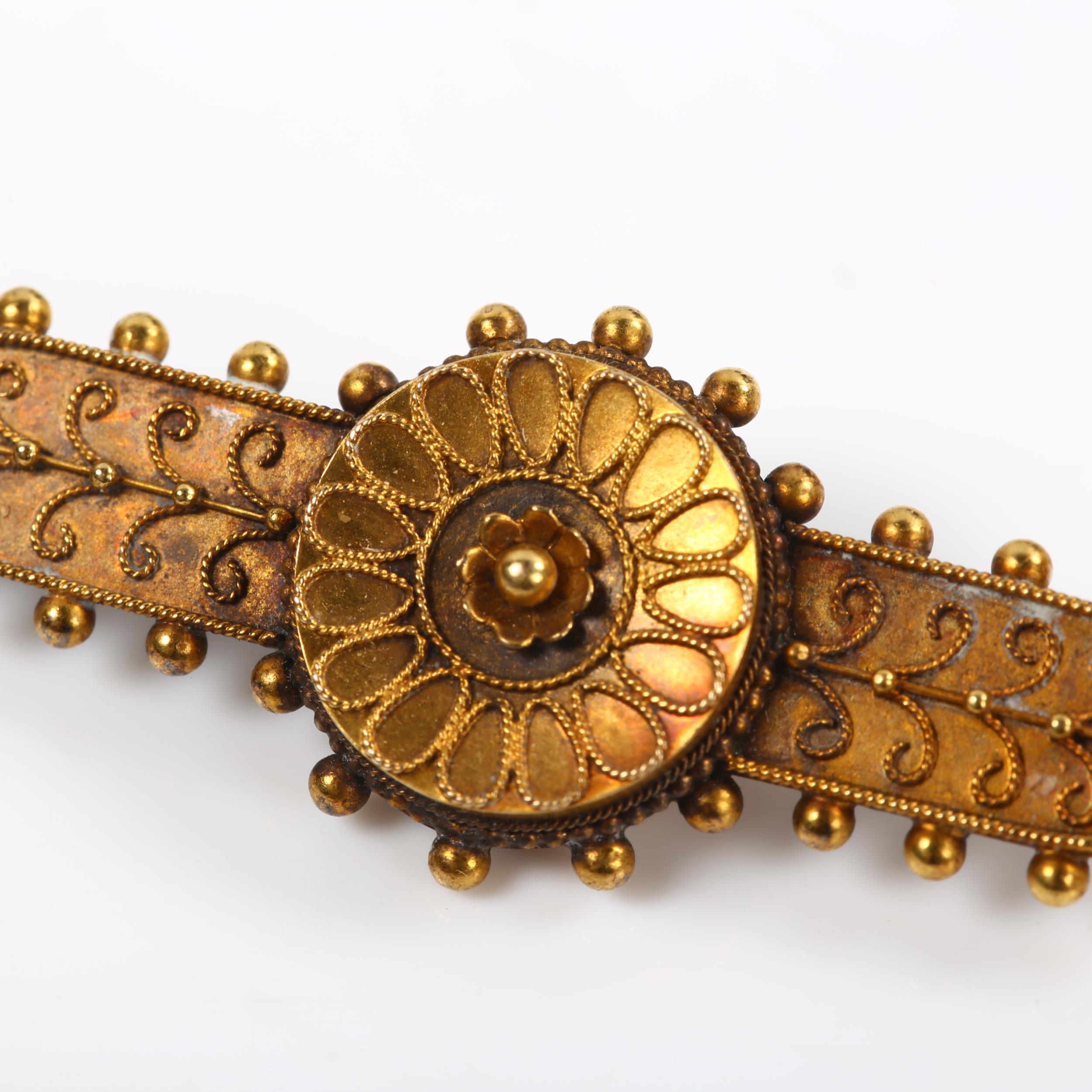 A Victorian 15ct gold Etruscan Revival brooch, with memorial inscription "In remembrance of 10 years - Image 3 of 4