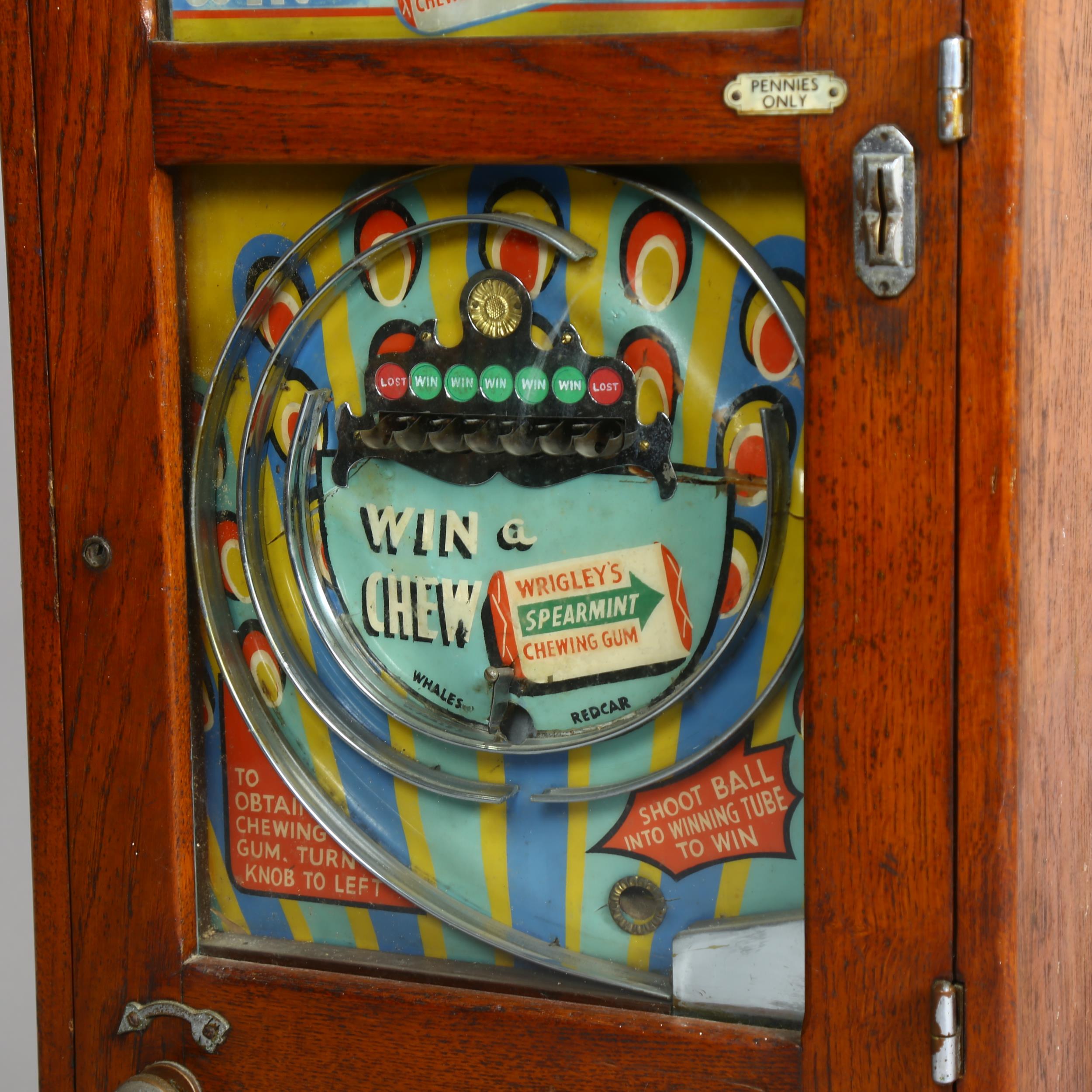 Oliver Whales "Win A Chew" (Wrigley's Spearmint Chewing Gum) amusement arcade wall machine, oak - Bild 2 aus 4