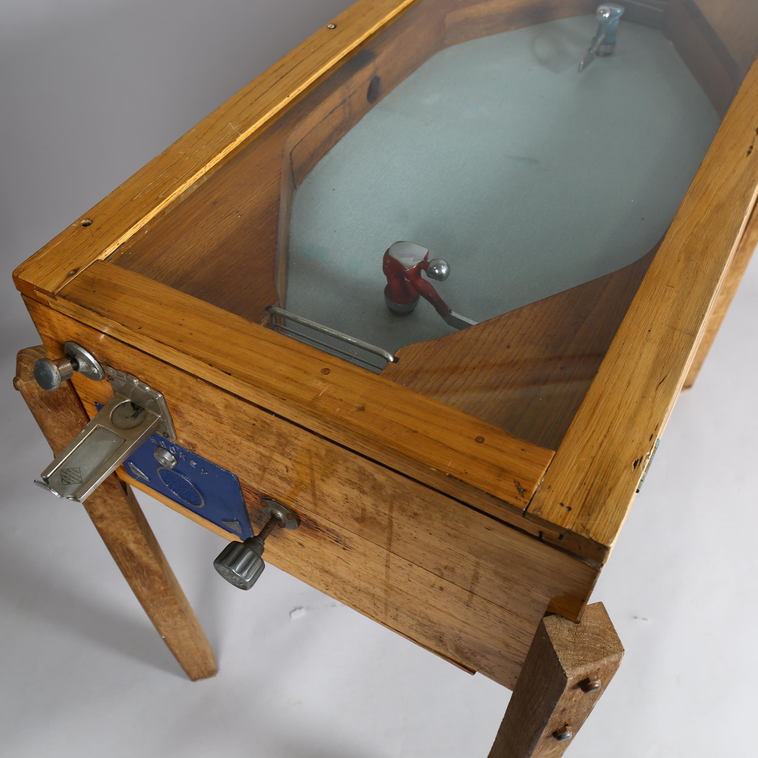 Ruffler & Walker ice hockey amusement arcade machine circa 1950, oak case, operating on an old - Bild 2 aus 4