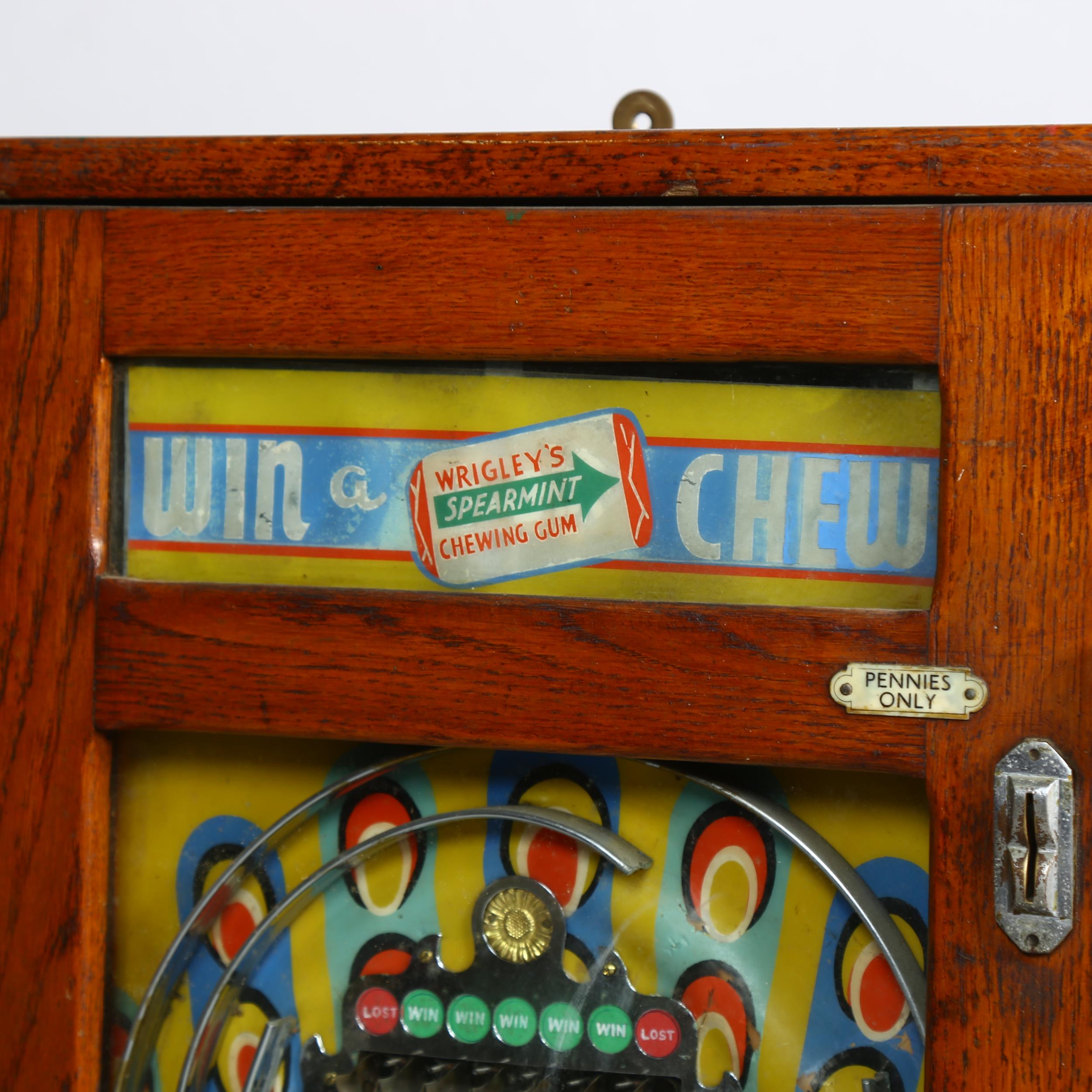 Oliver Whales "Win A Chew" (Wrigley's Spearmint Chewing Gum) amusement arcade wall machine, oak - Bild 3 aus 4