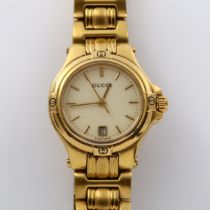 GUCCI - a lady's gold plated 9240L quartz bracelet watch, cream dial with gilded baton hour markers,