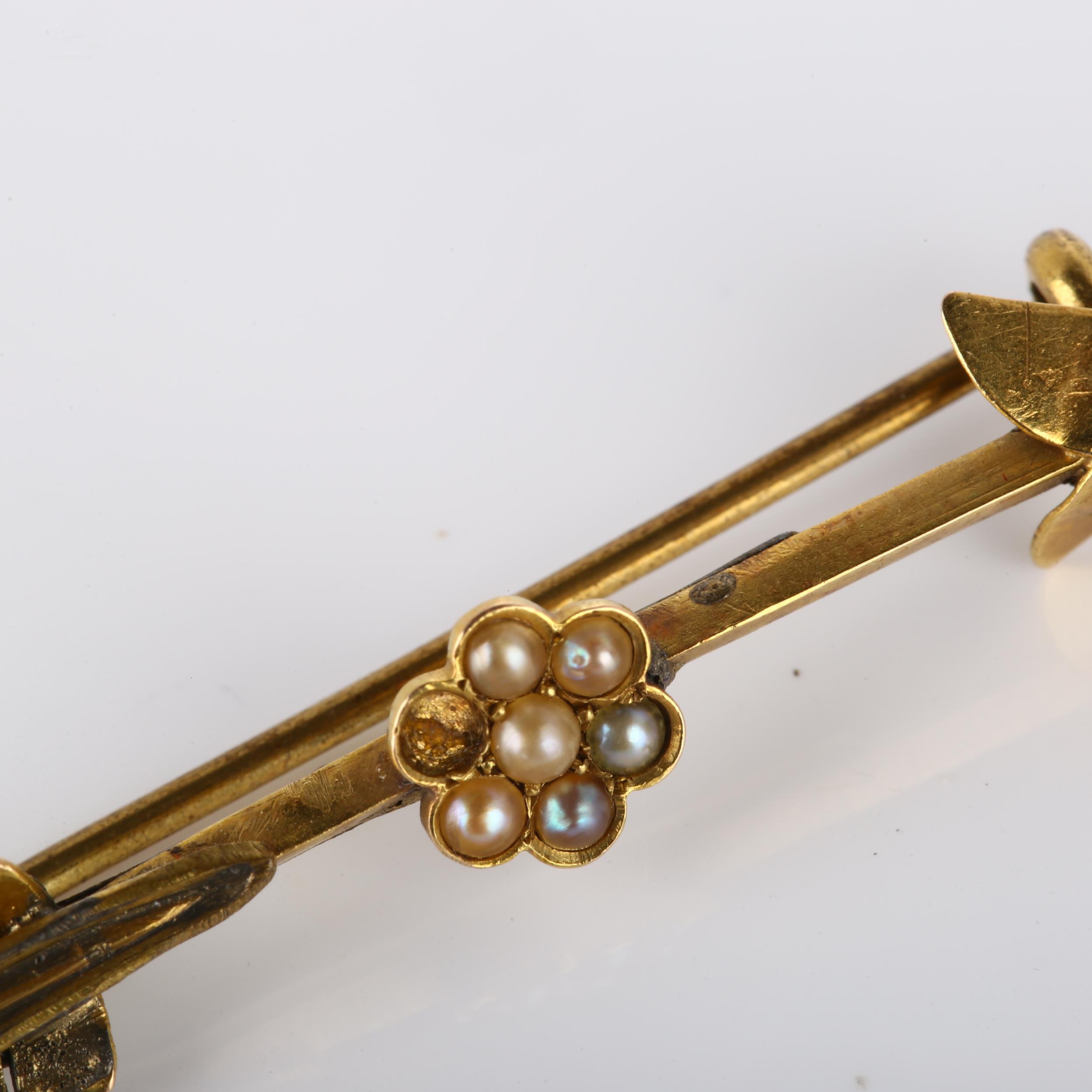 A Victorian 15ct gold split pearl arrow brooch, brooch length 50.9mm, 2.8g 1 pearl missing and - Bild 2 aus 4