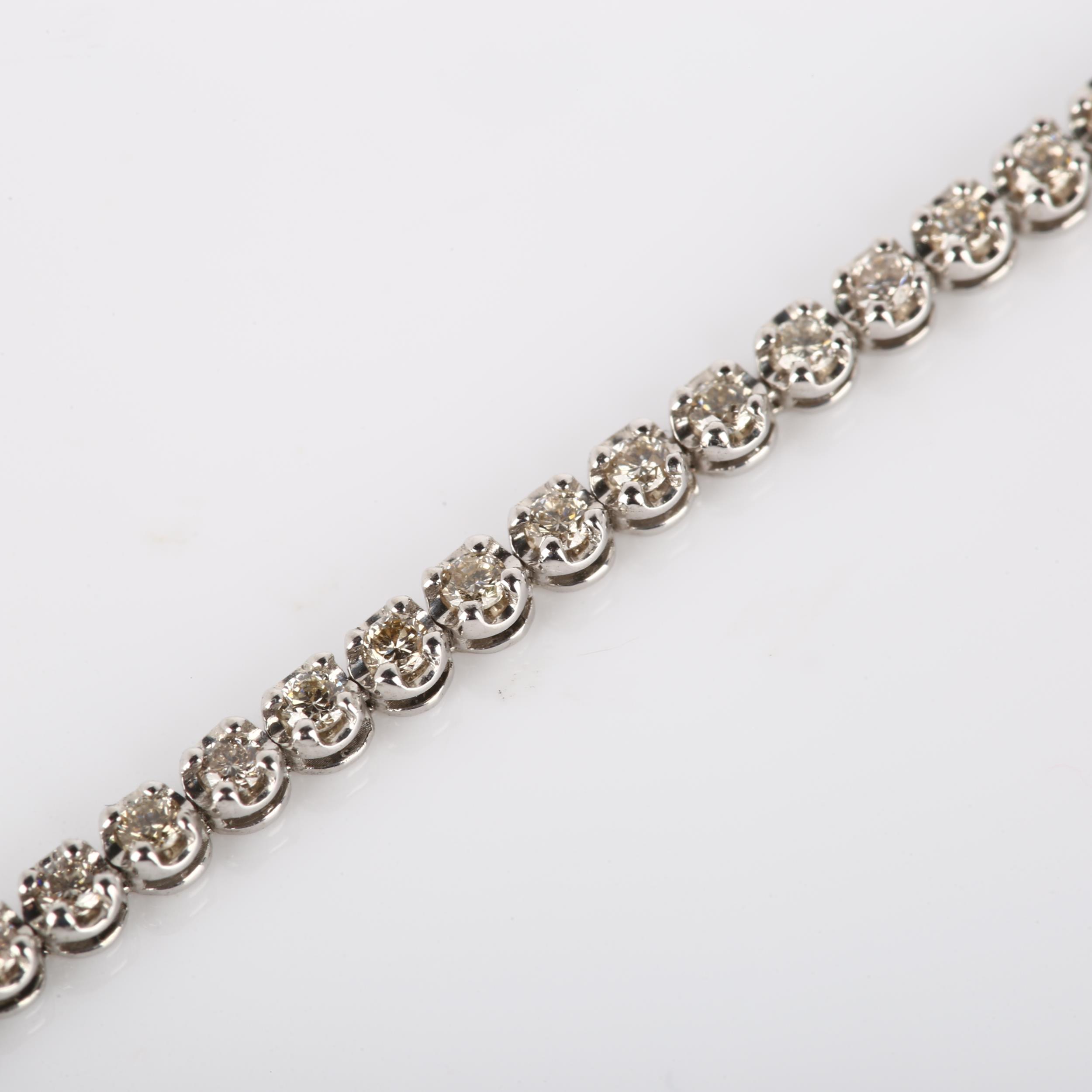 A modern 18ct white gold diamond tennis line bracelet, set with modern round brilliant-cut diamonds, - Bild 3 aus 4