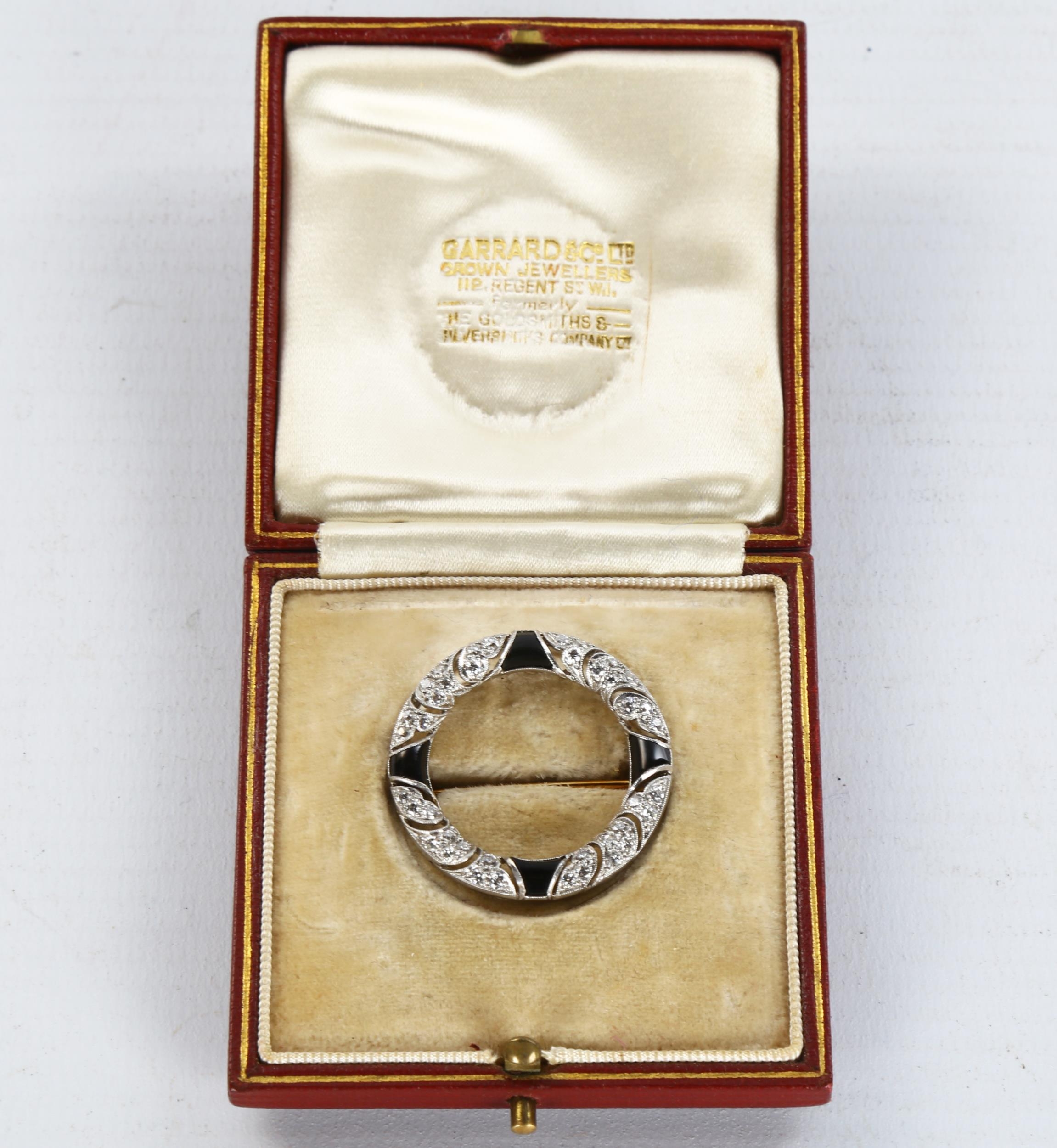 TIFFANY & CO - an Art Deco onyx and diamond brooch, unmarked white metal settings in circular - Bild 5 aus 6