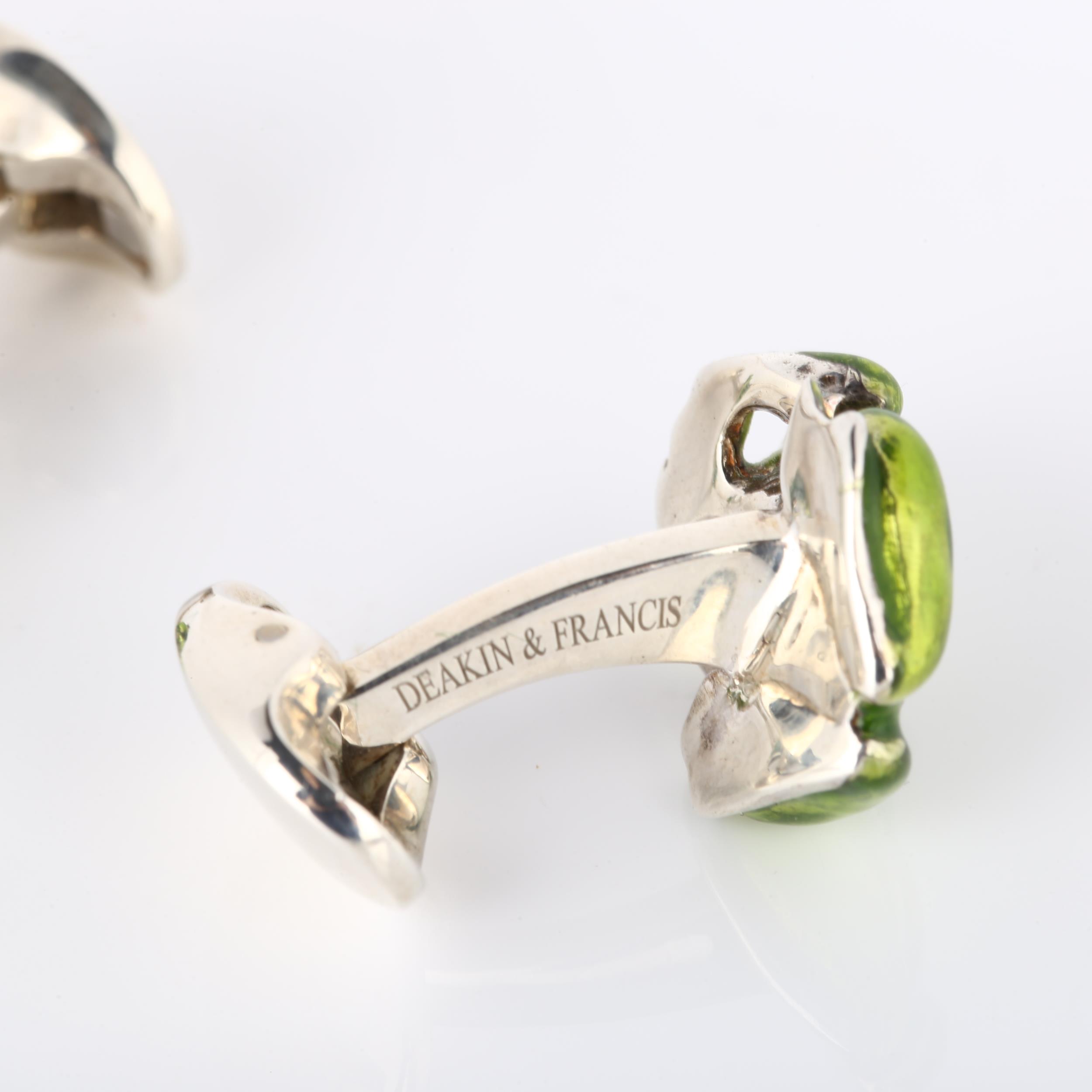 DEAKIN & FRANCIS - a pair of sterling silver and enamel figural frog cufflinks, hallmarks Birmingham - Bild 2 aus 4