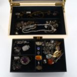 Various Victorian and later jewellery, including brooches, rings, pendants etc Lot sold as seen