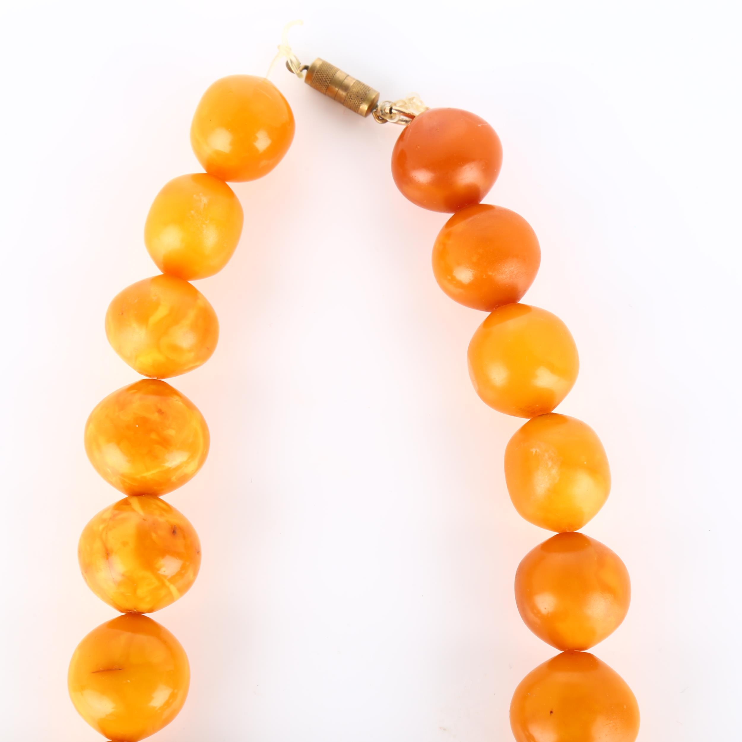 A graduated single-strand butterscotch amber bead necklace, beads ranging from 26.9mm to 23mm, - Bild 4 aus 4