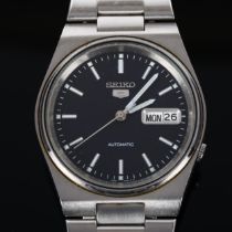 SEIKO 5 - a stainless steel automatic bracelet watch, ref. 7S26-0520, blue dial with baton hour