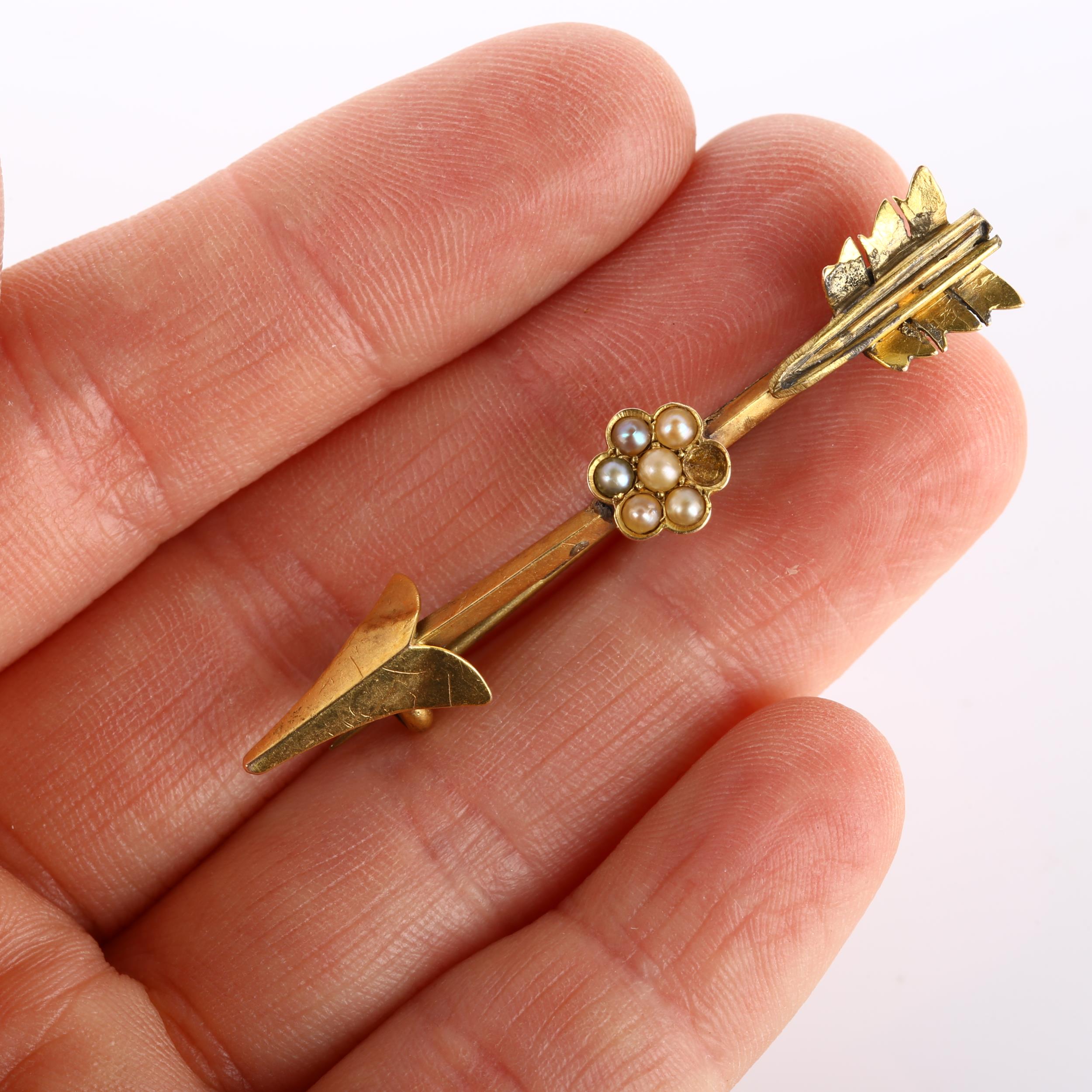 A Victorian 15ct gold split pearl arrow brooch, brooch length 50.9mm, 2.8g 1 pearl missing and - Bild 4 aus 4