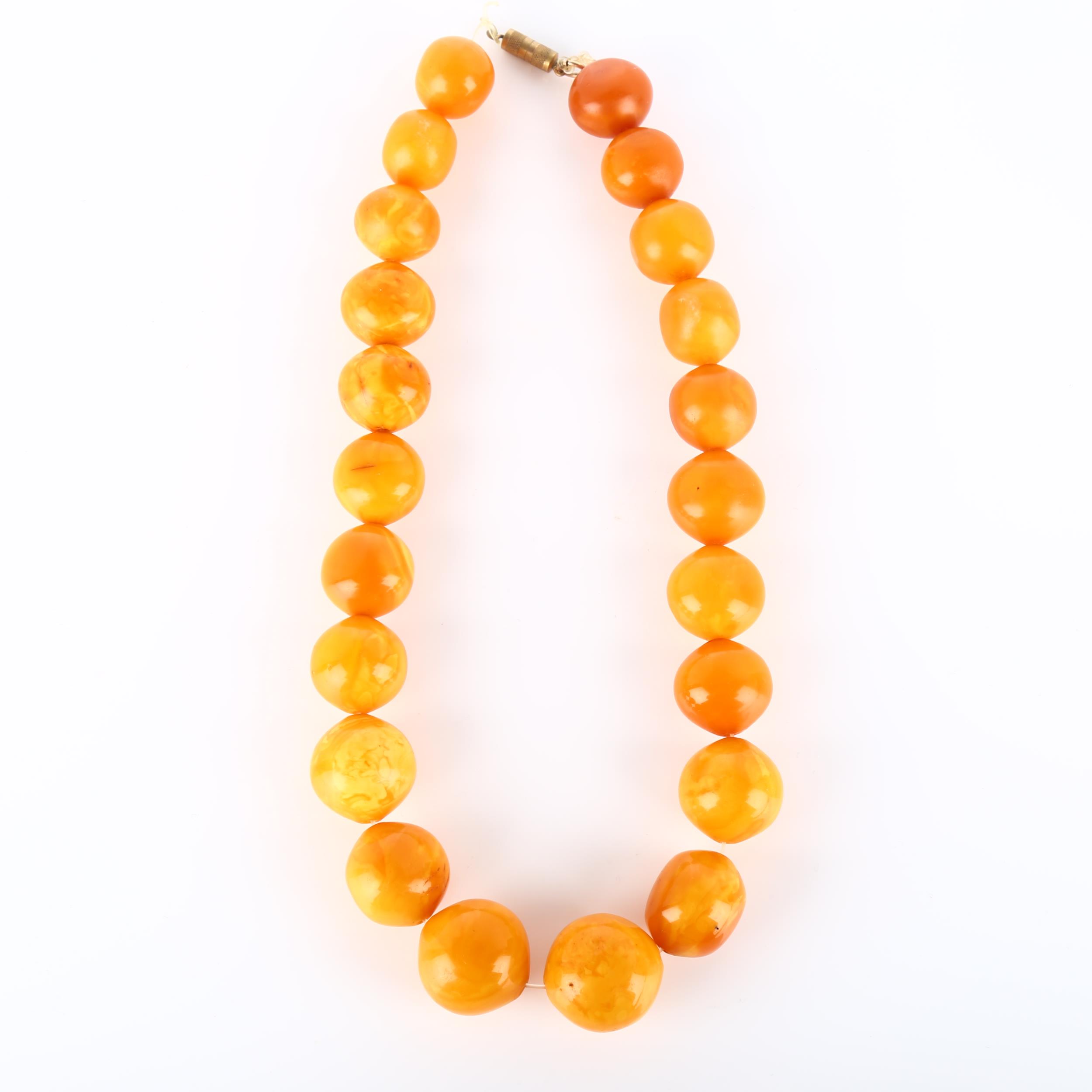 A graduated single-strand butterscotch amber bead necklace, beads ranging from 26.9mm to 23mm, - Bild 3 aus 4