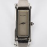 GUCCI - a lady's stainless steel 1500L quartz bracelet watch, silvered dial with cabochon crown