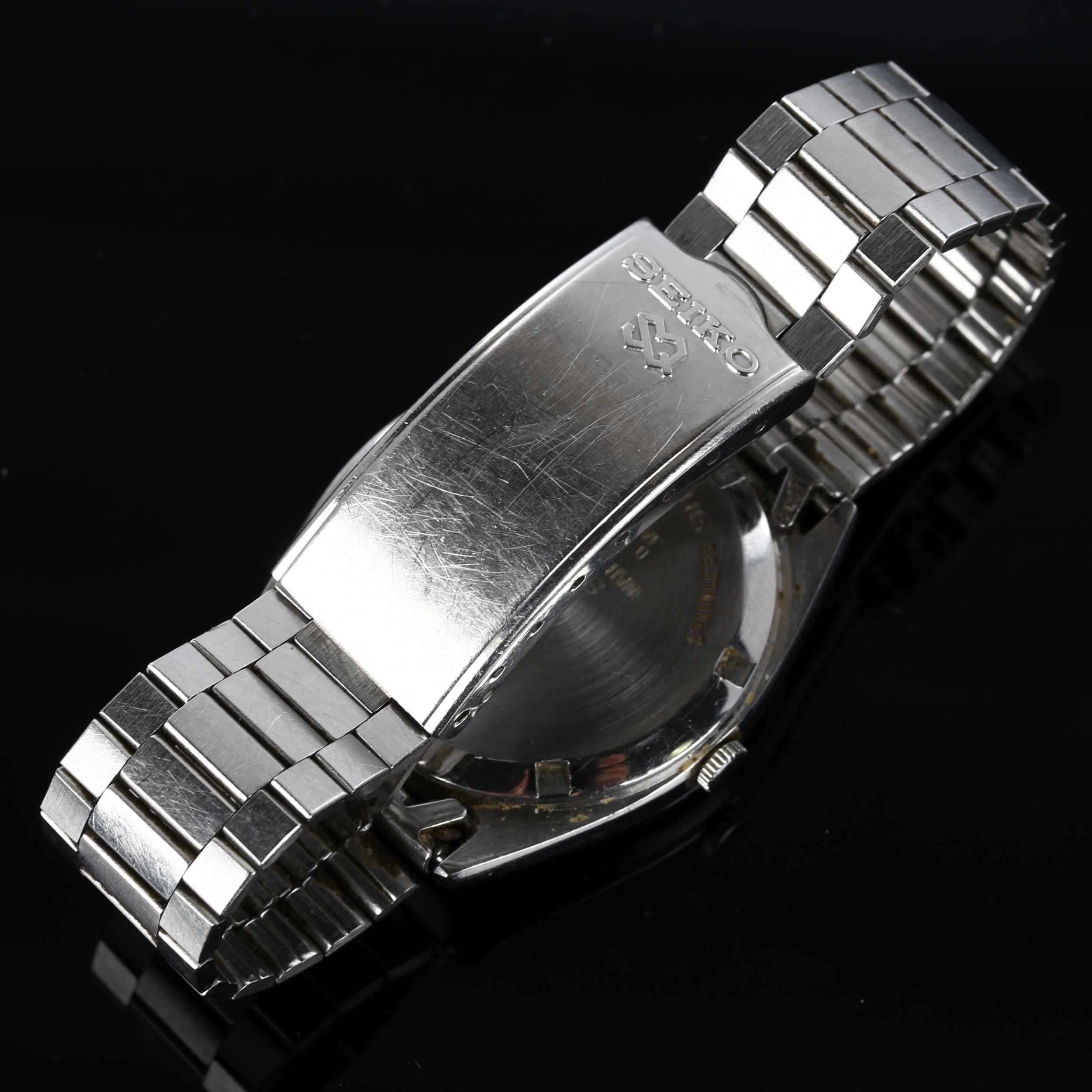 SEIKO - a stainless steel SQ quartz bracelet watch, ref. 7123-8290, silvered dial with baton hour - Bild 4 aus 5