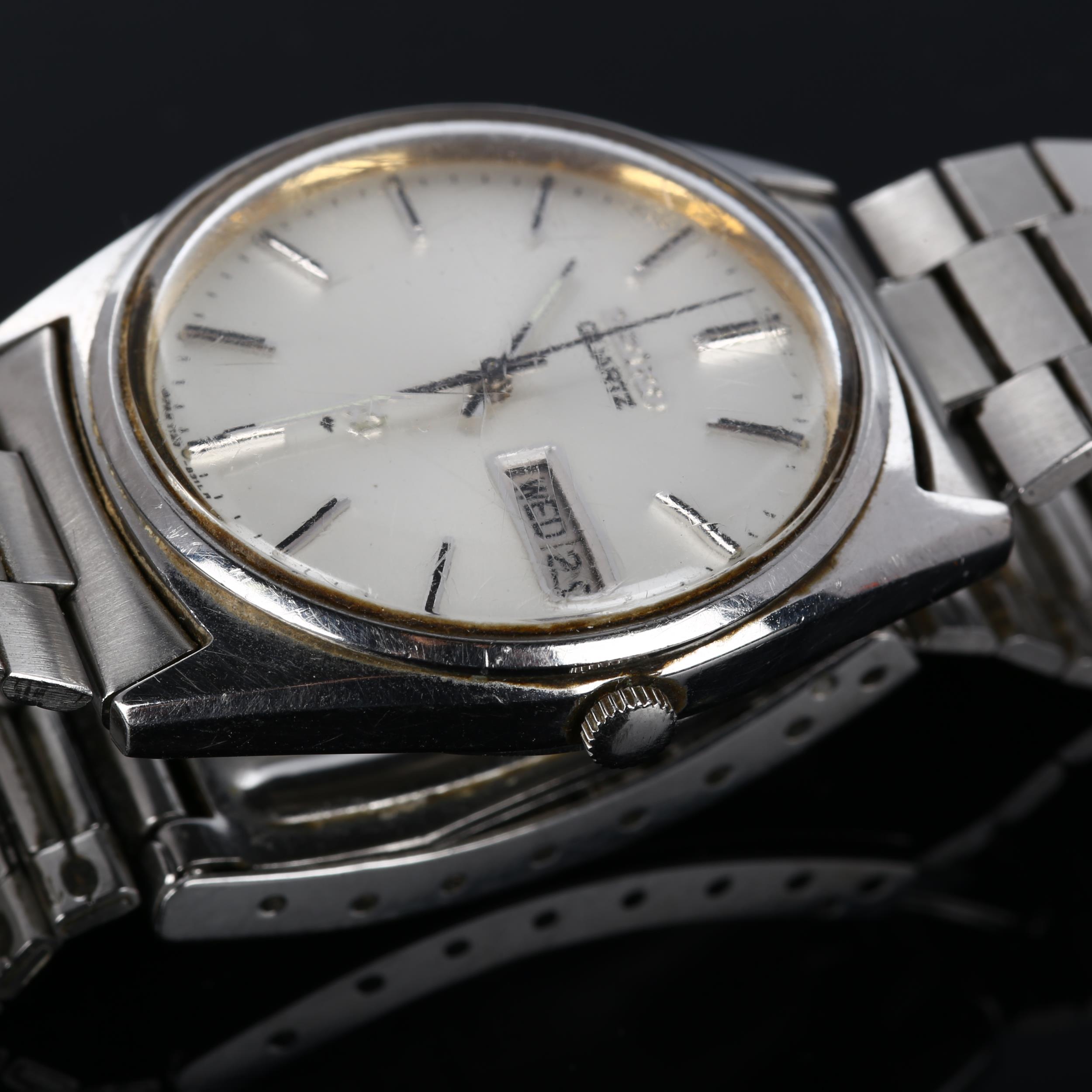 SEIKO - a stainless steel SQ quartz bracelet watch, ref. 7123-8290, silvered dial with baton hour - Bild 3 aus 5