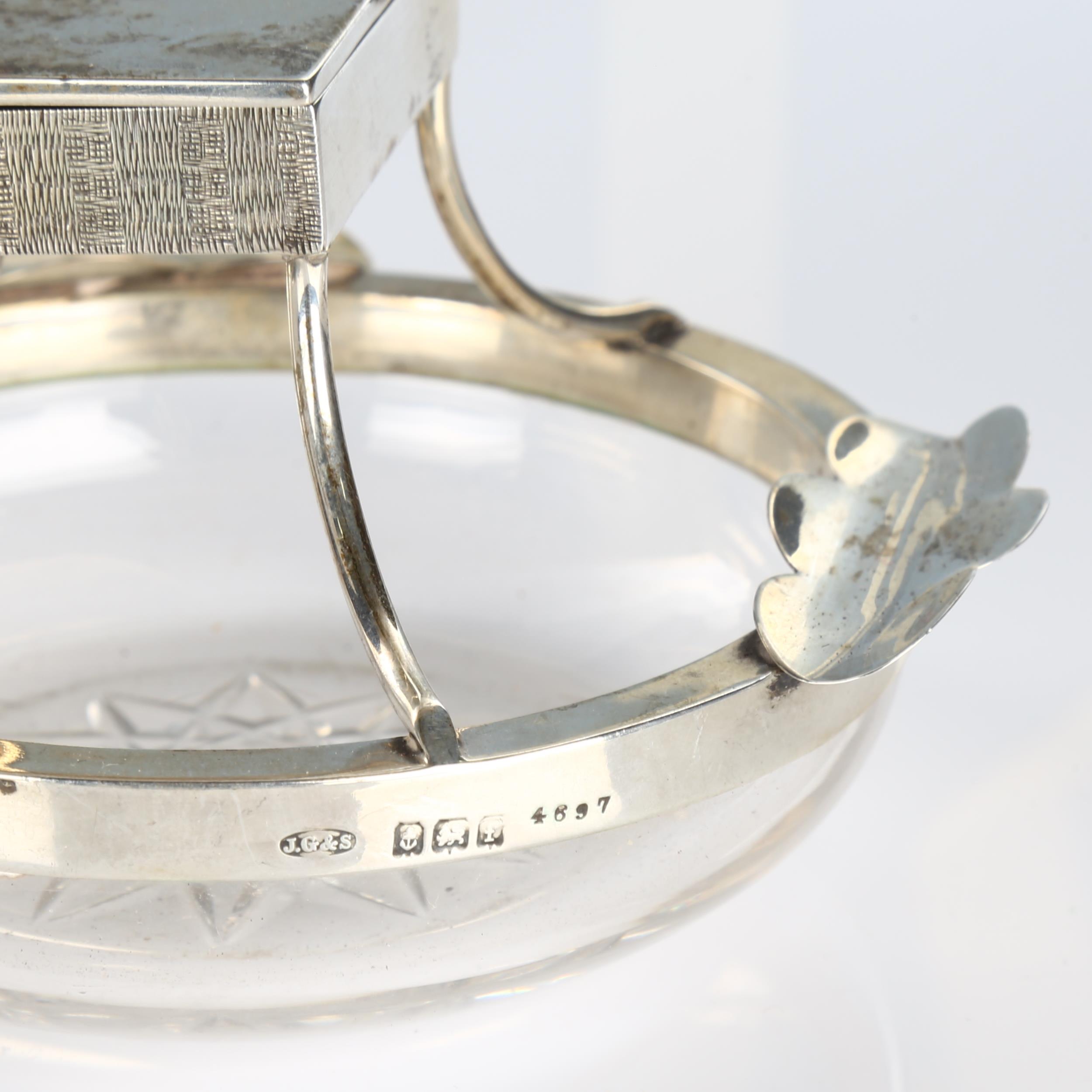 An Edwardian silver-mounted glass combination ashtray/matchbox, circular form with star base, - Bild 2 aus 3