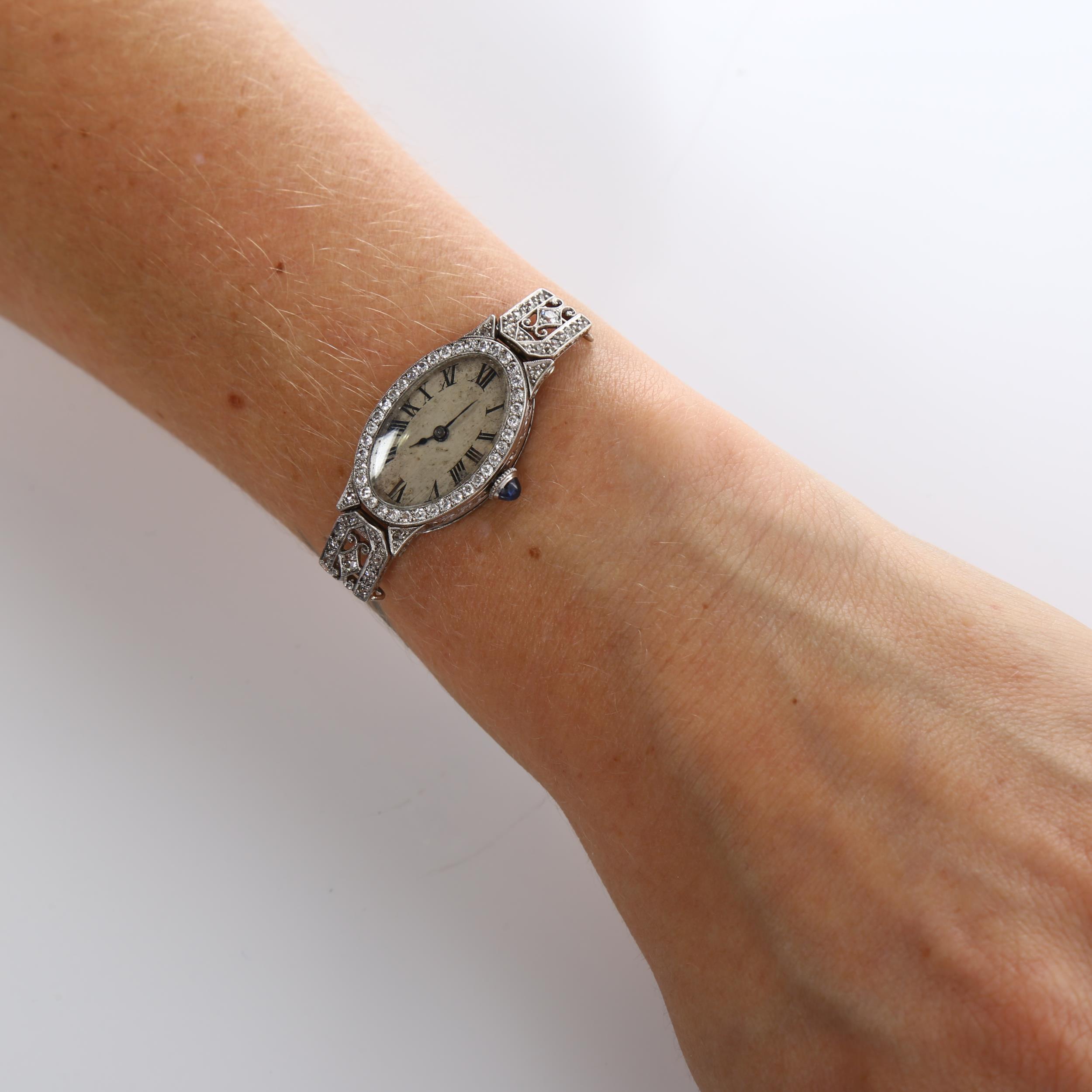 A lady's Art Deco diamond cocktail wristwatch head, oval silvered dial with Roman numeral hour - Bild 5 aus 5