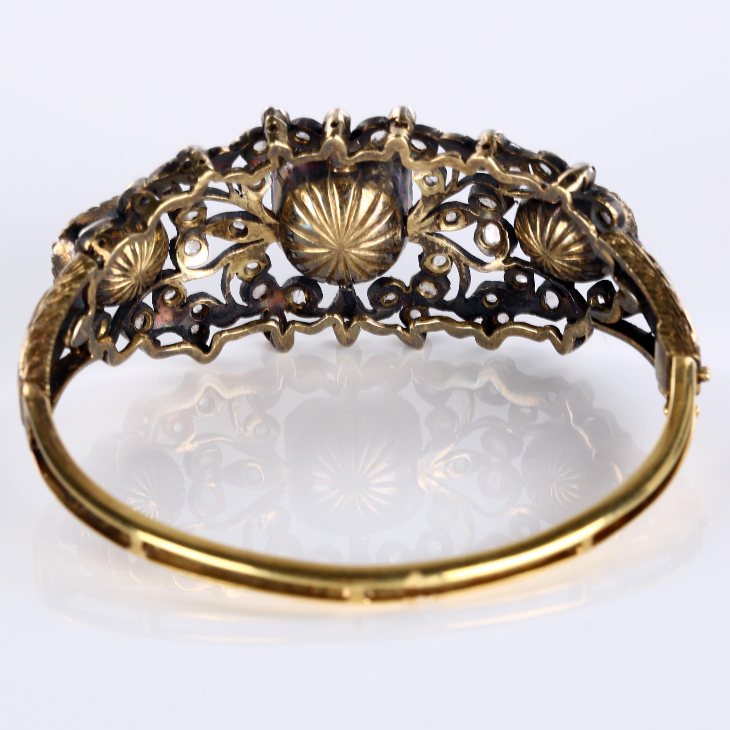 A fine Victorian emerald and diamond hinged bangle, unmarked gold and silver-topped openwork - Bild 4 aus 5