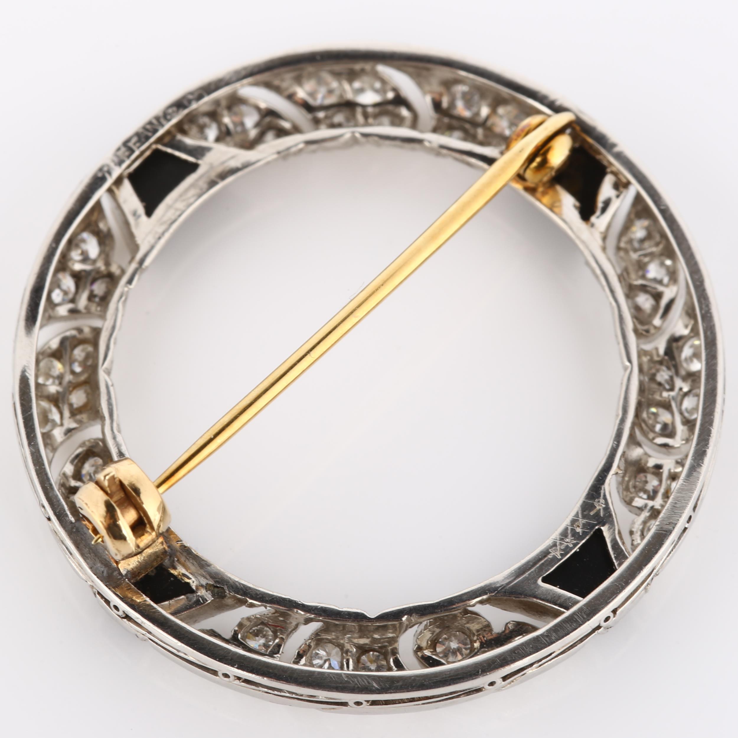 TIFFANY & CO - an Art Deco onyx and diamond brooch, unmarked white metal settings in circular - Bild 3 aus 6