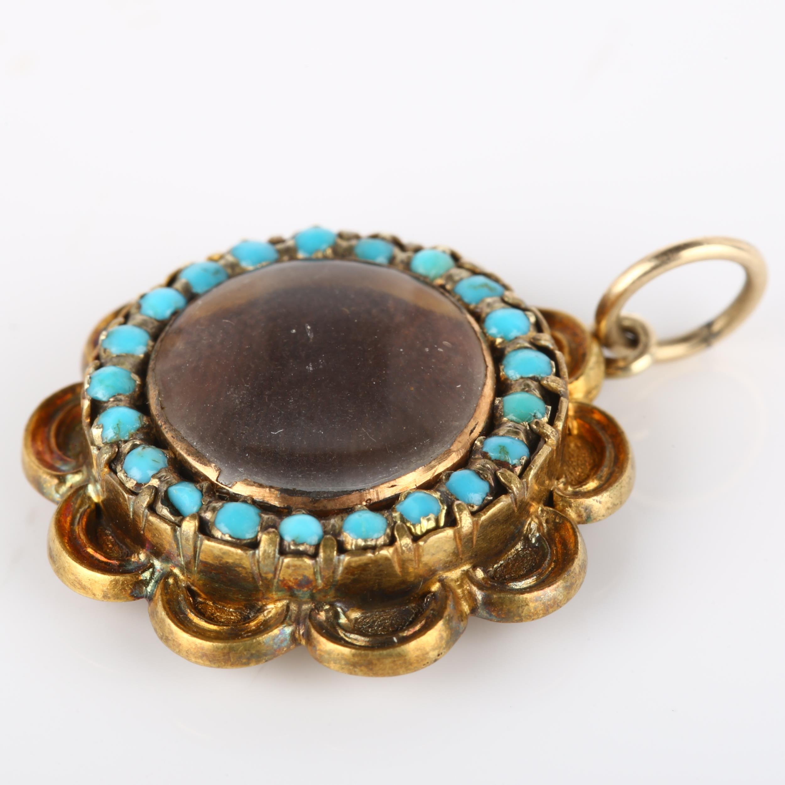 A Victorian turquoise memorial locket pendant, unmarked gold settings with vacant central panel - Bild 2 aus 4