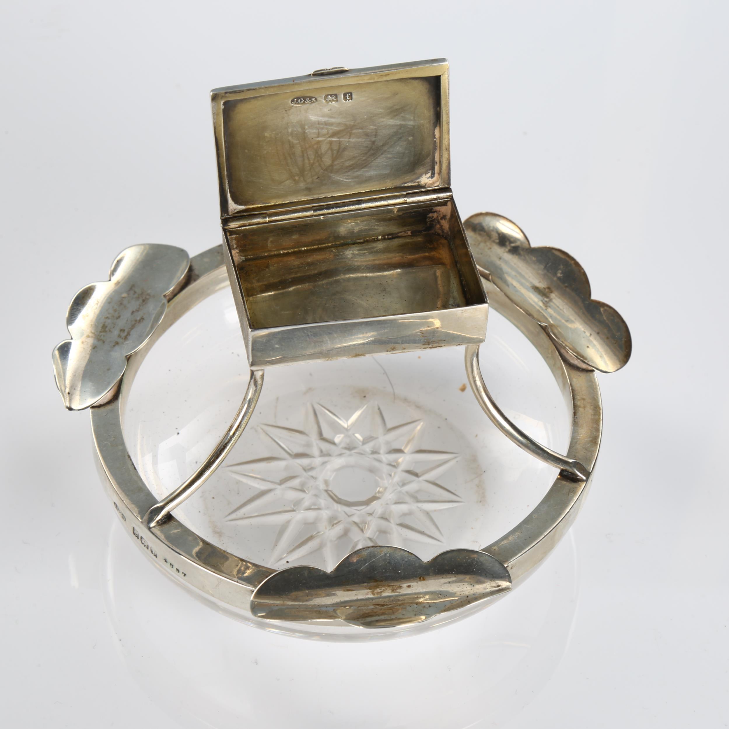 An Edwardian silver-mounted glass combination ashtray/matchbox, circular form with star base, - Bild 3 aus 3