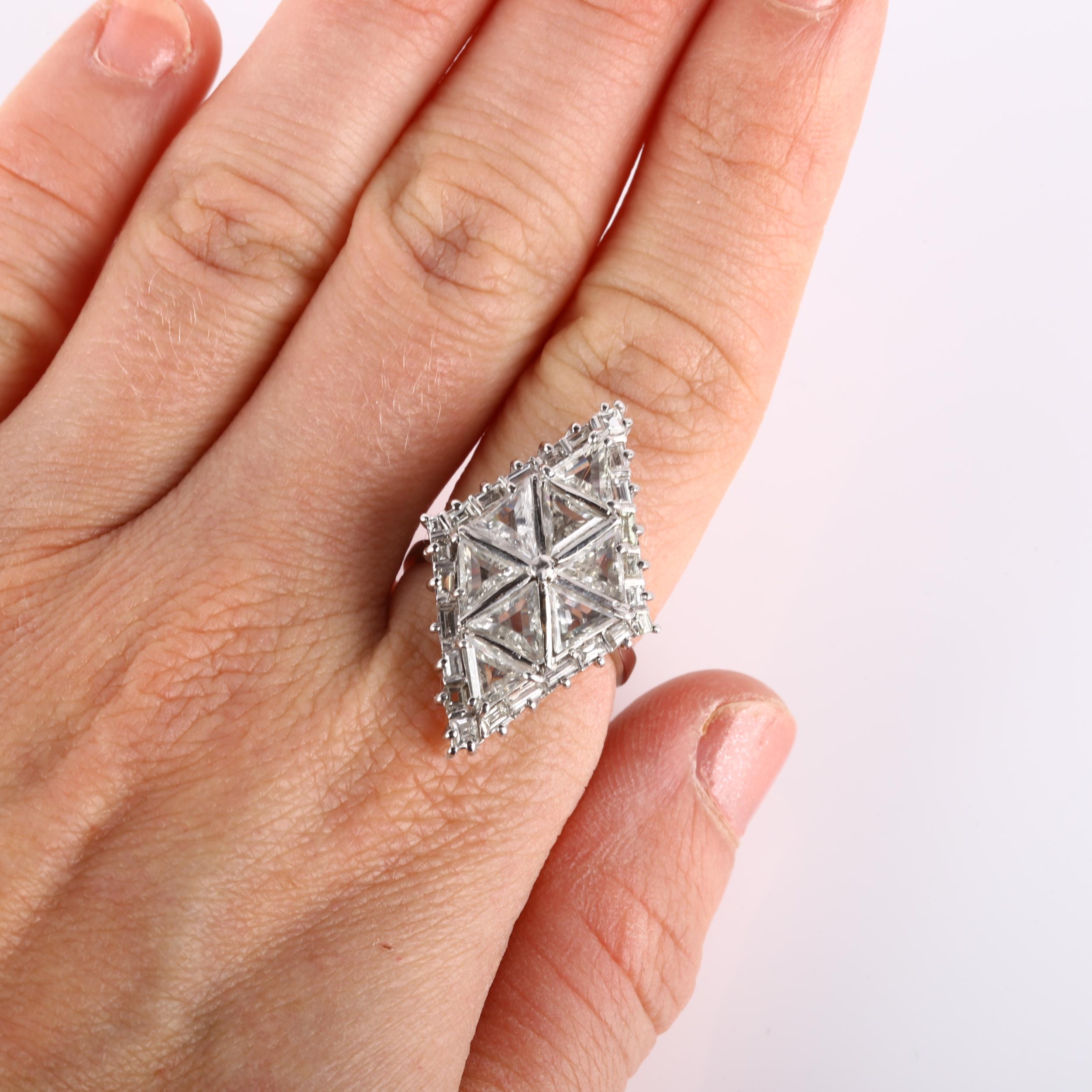 A large 18ct white gold diamond lozenge cocktail ring, set with triangular flat-top and baguette-cut - Bild 4 aus 4