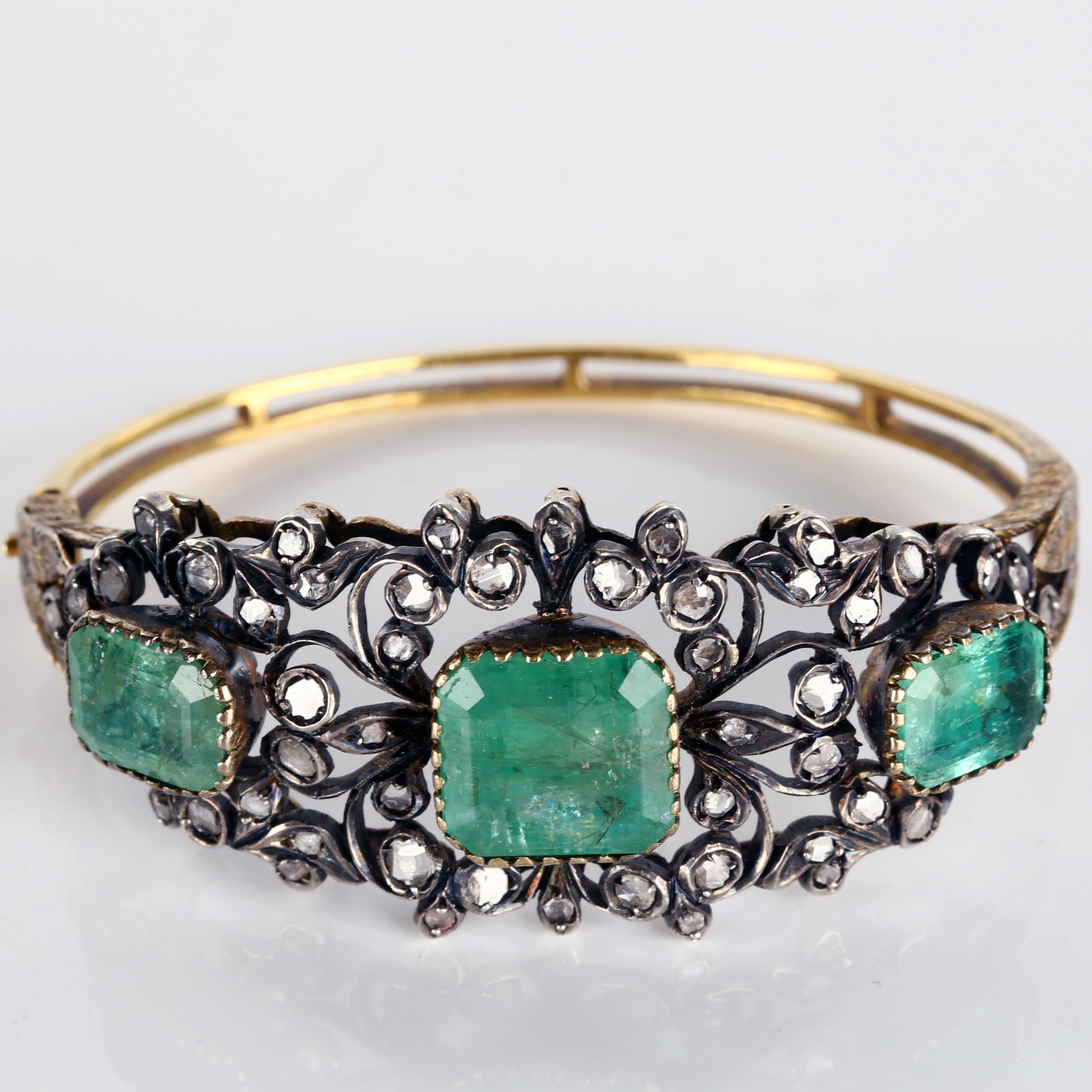 A fine Victorian emerald and diamond hinged bangle, unmarked gold and silver-topped openwork - Bild 2 aus 5