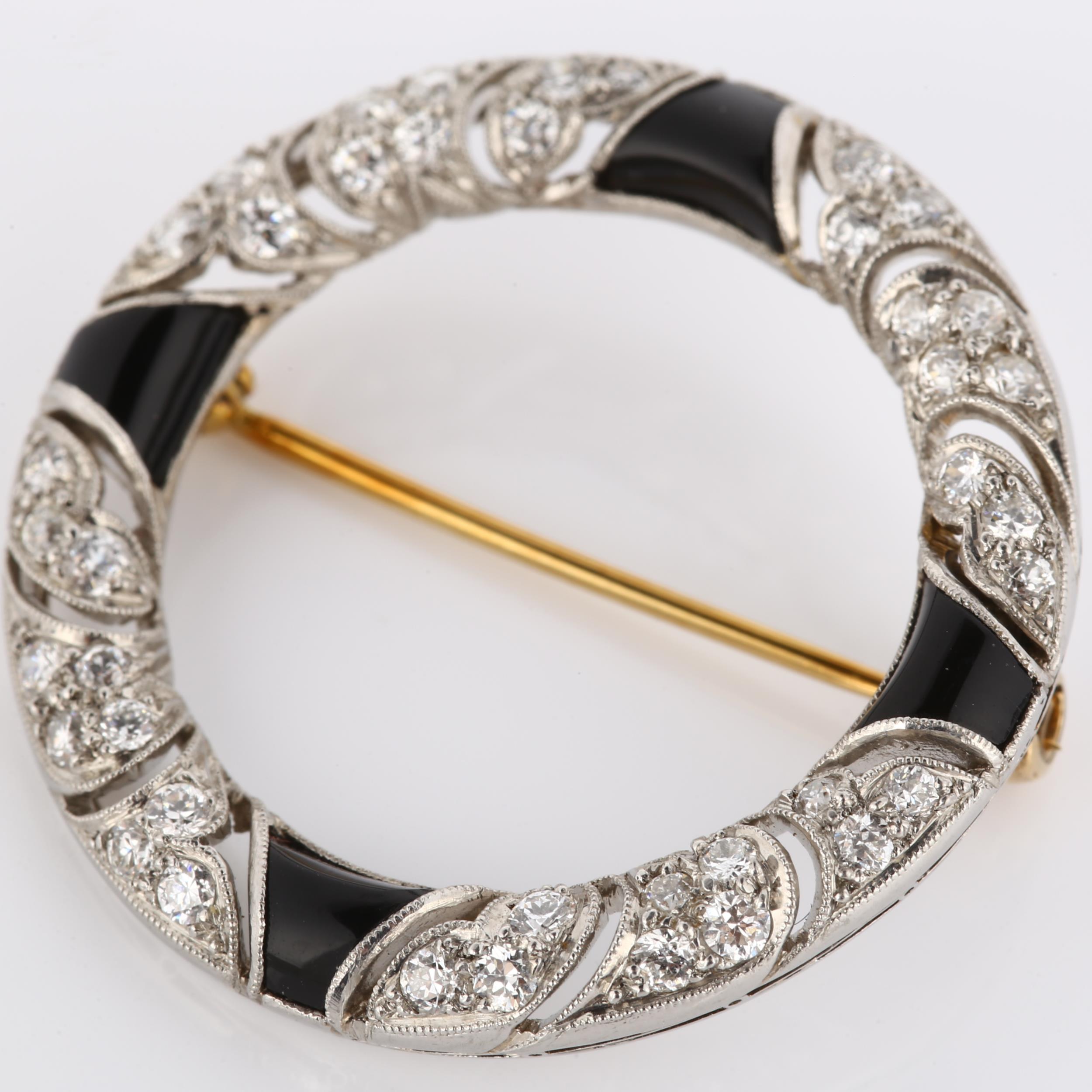 TIFFANY & CO - an Art Deco onyx and diamond brooch, unmarked white metal settings in circular - Bild 2 aus 6