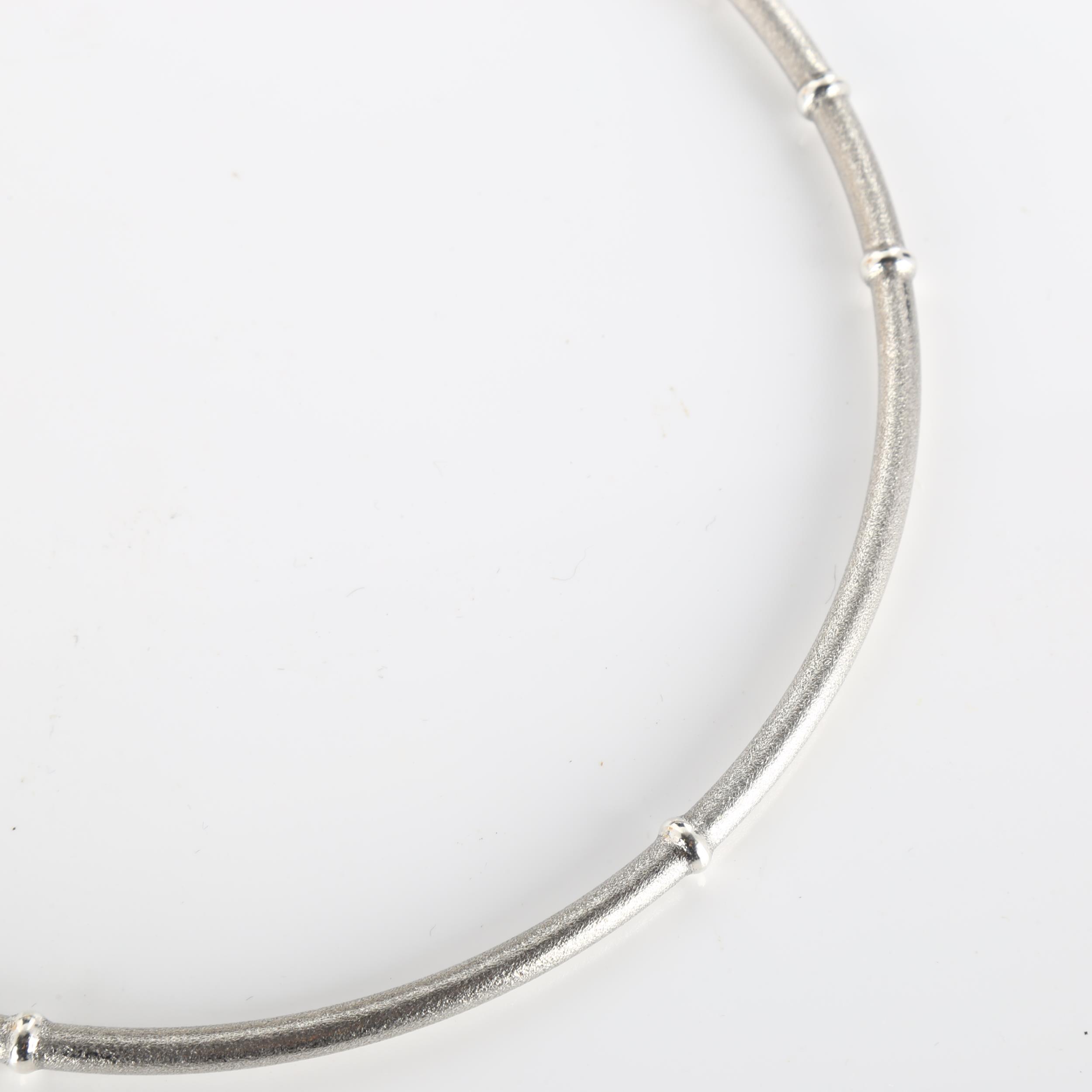 LAPPONIA - a Finnish sterling silver necklace, segmented form with textured ground and raised bands, - Bild 2 aus 4