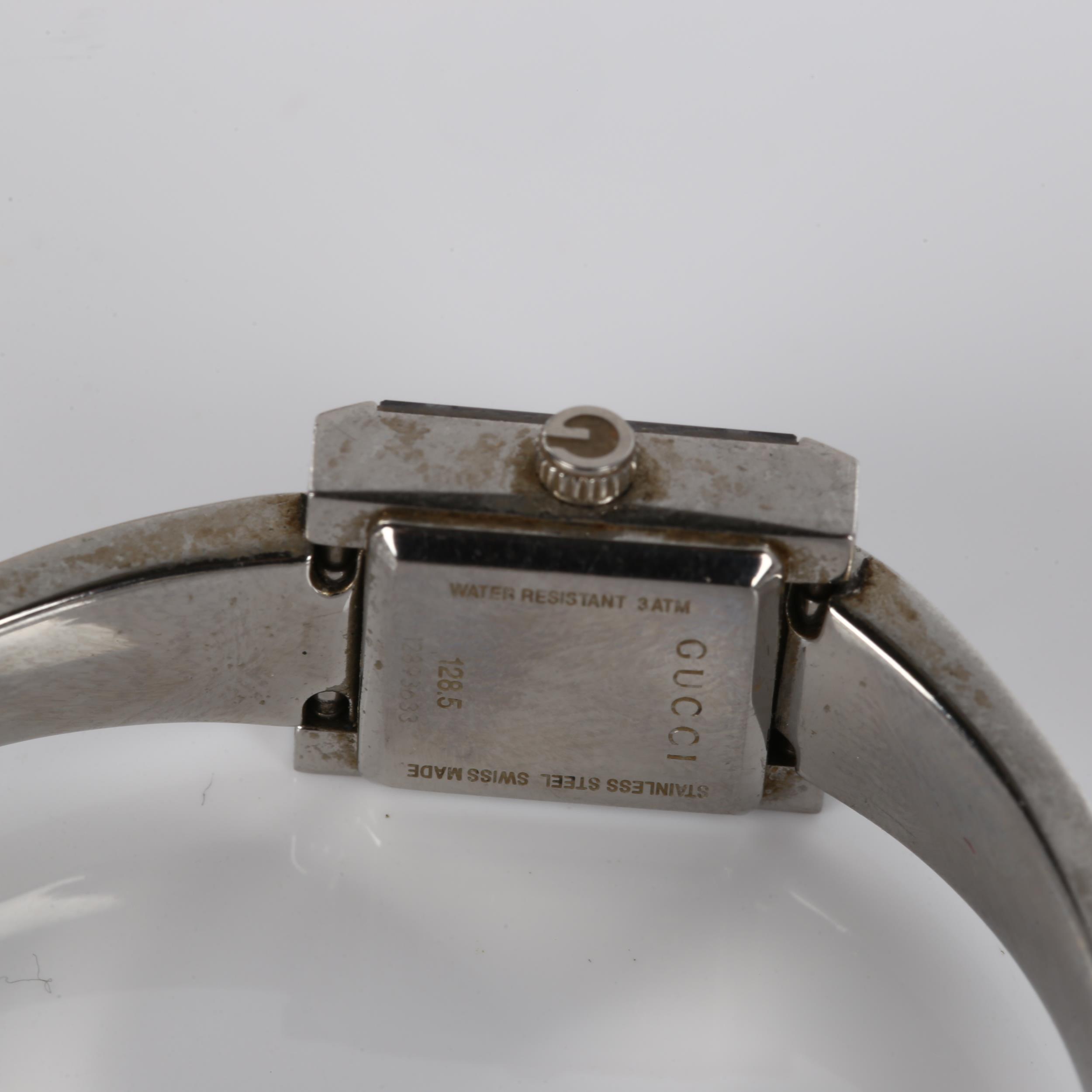 GUCCI - a lady's stainless steel quartz bracelet watch, ref. 128.5, square GG monogram dial with - Bild 4 aus 5