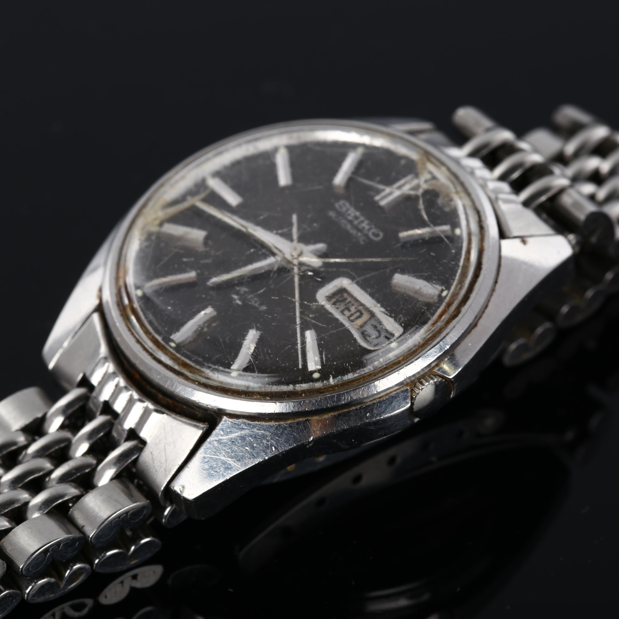 SEIKO - a stainless steel automatic bracelet watch, ref. 70006-8000, grey dial with baton hour - Bild 3 aus 5