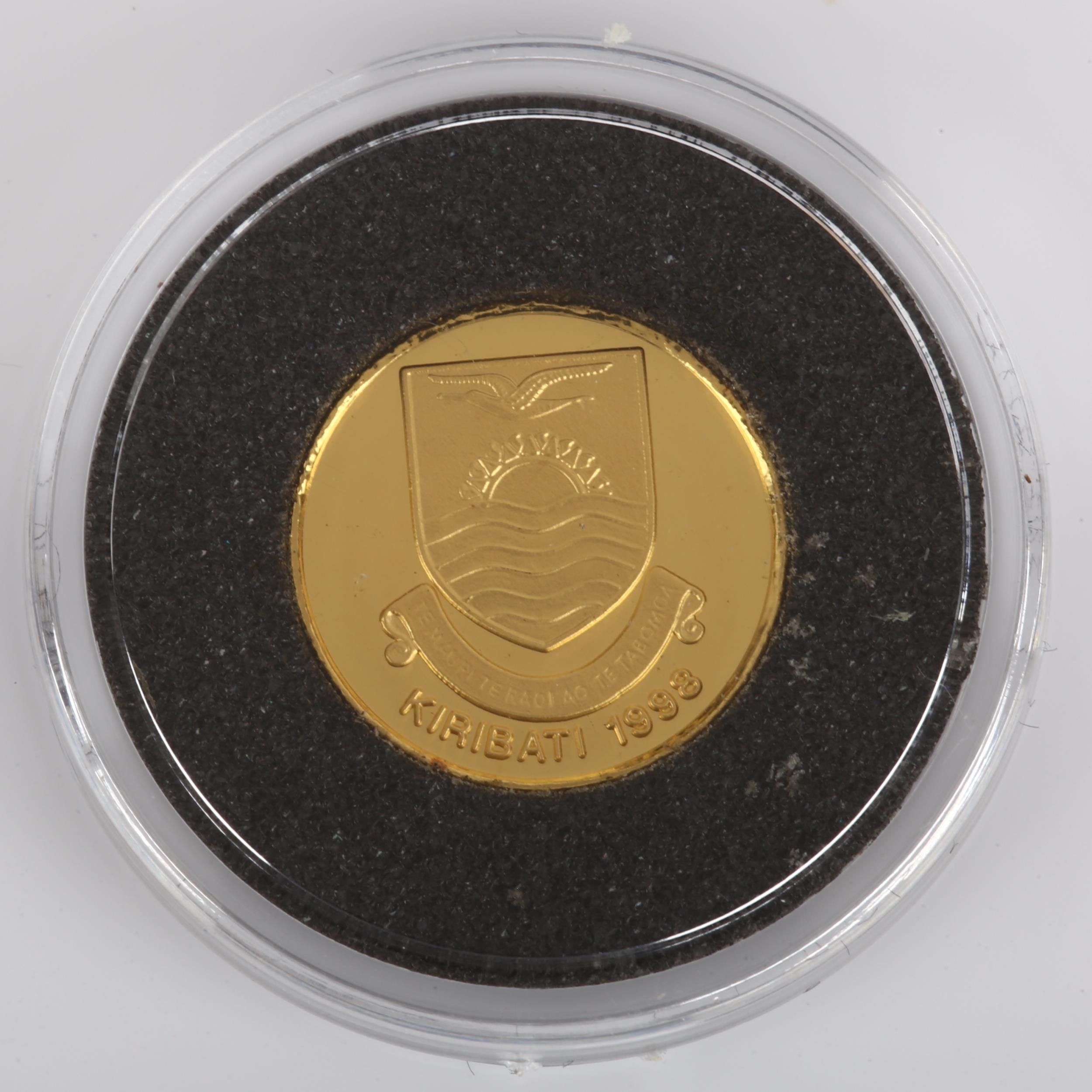 A 1998 Kiribati Christmas Island ten dollar 1/25 ounce gold coin, in presentation case with - Bild 4 aus 4