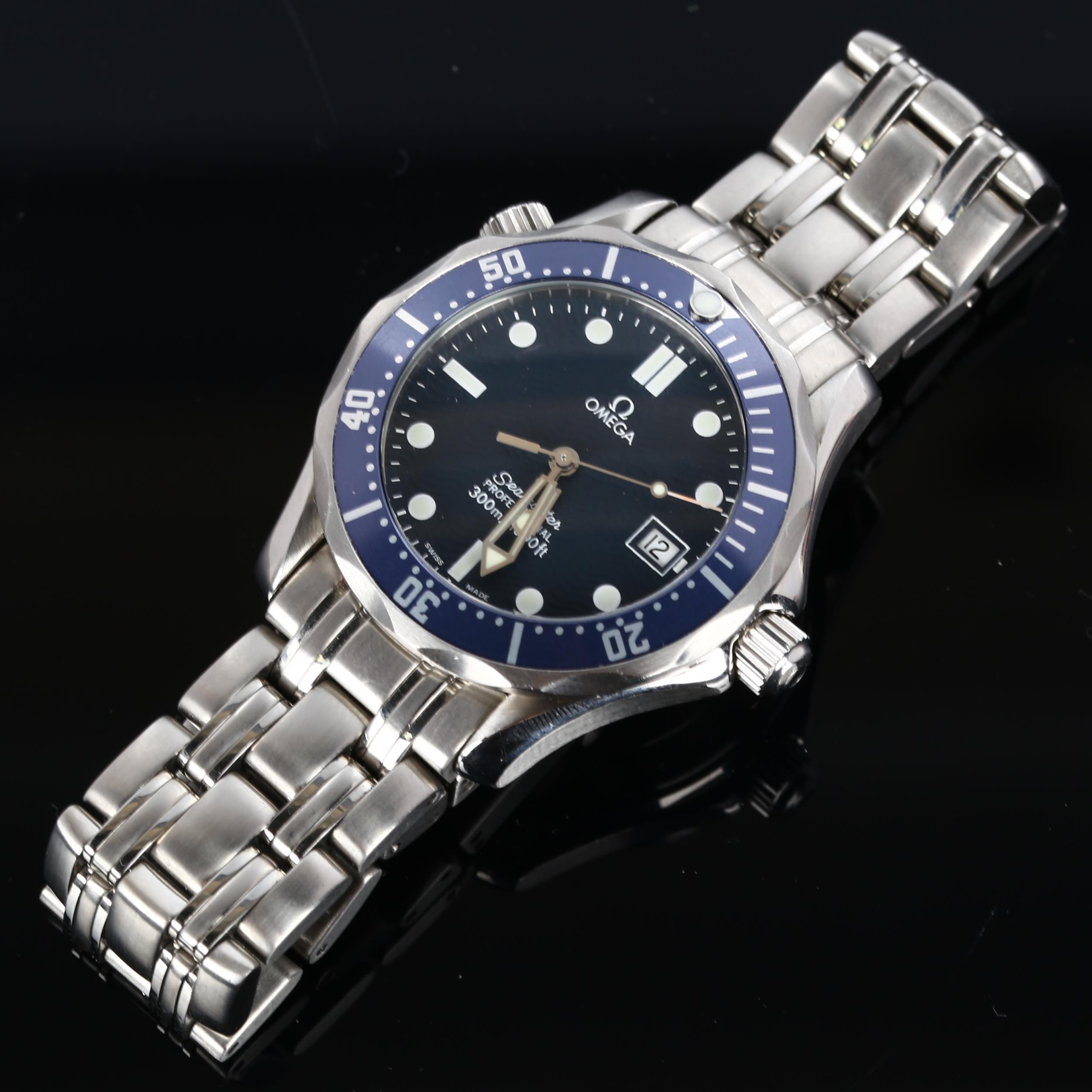 OMEGA - a stainless steel Seamaster Professional quartz bracelet watch, ref. 196.1522, wavy blue - Image 2 of 5