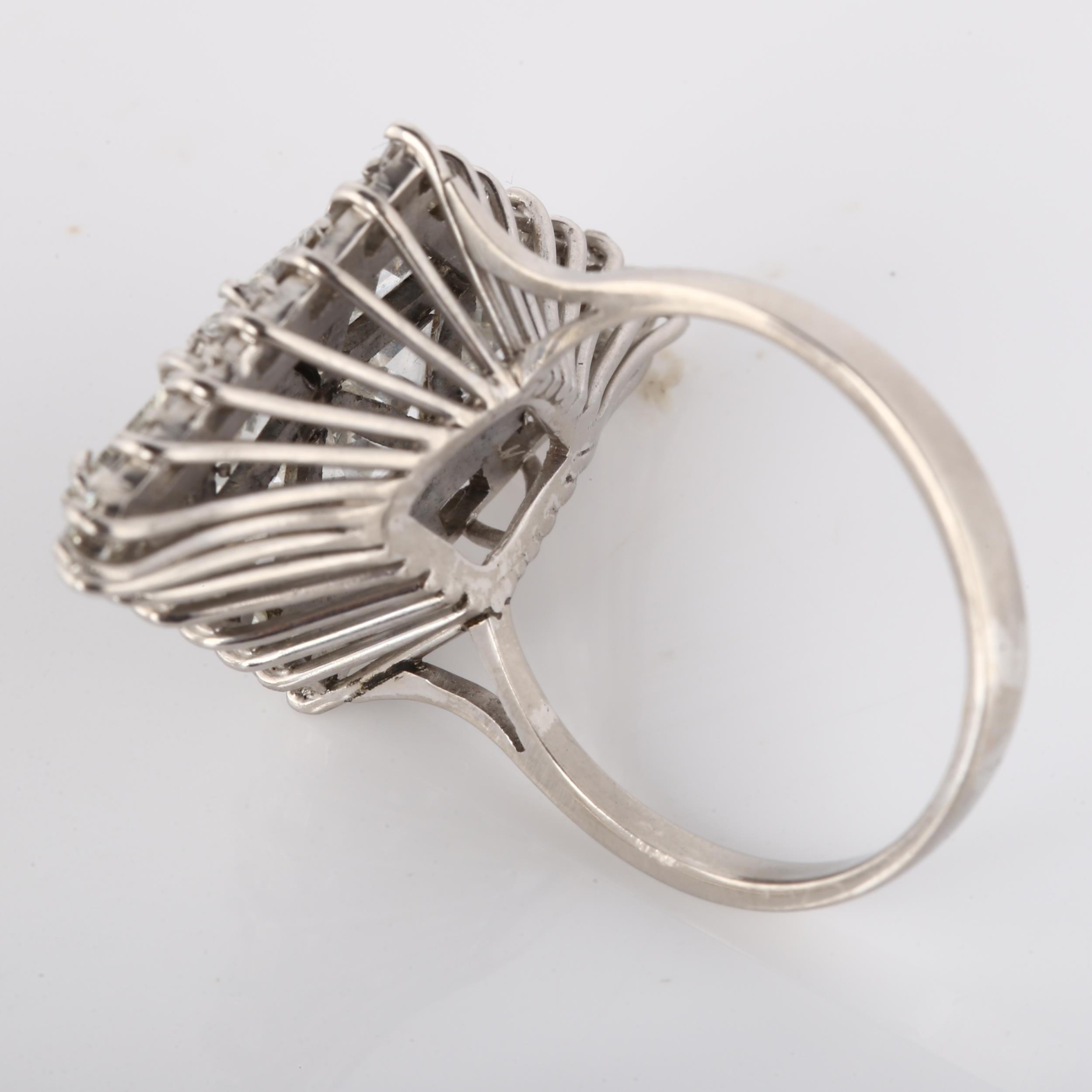 A large 18ct white gold diamond lozenge cocktail ring, set with triangular flat-top and baguette-cut - Bild 3 aus 4