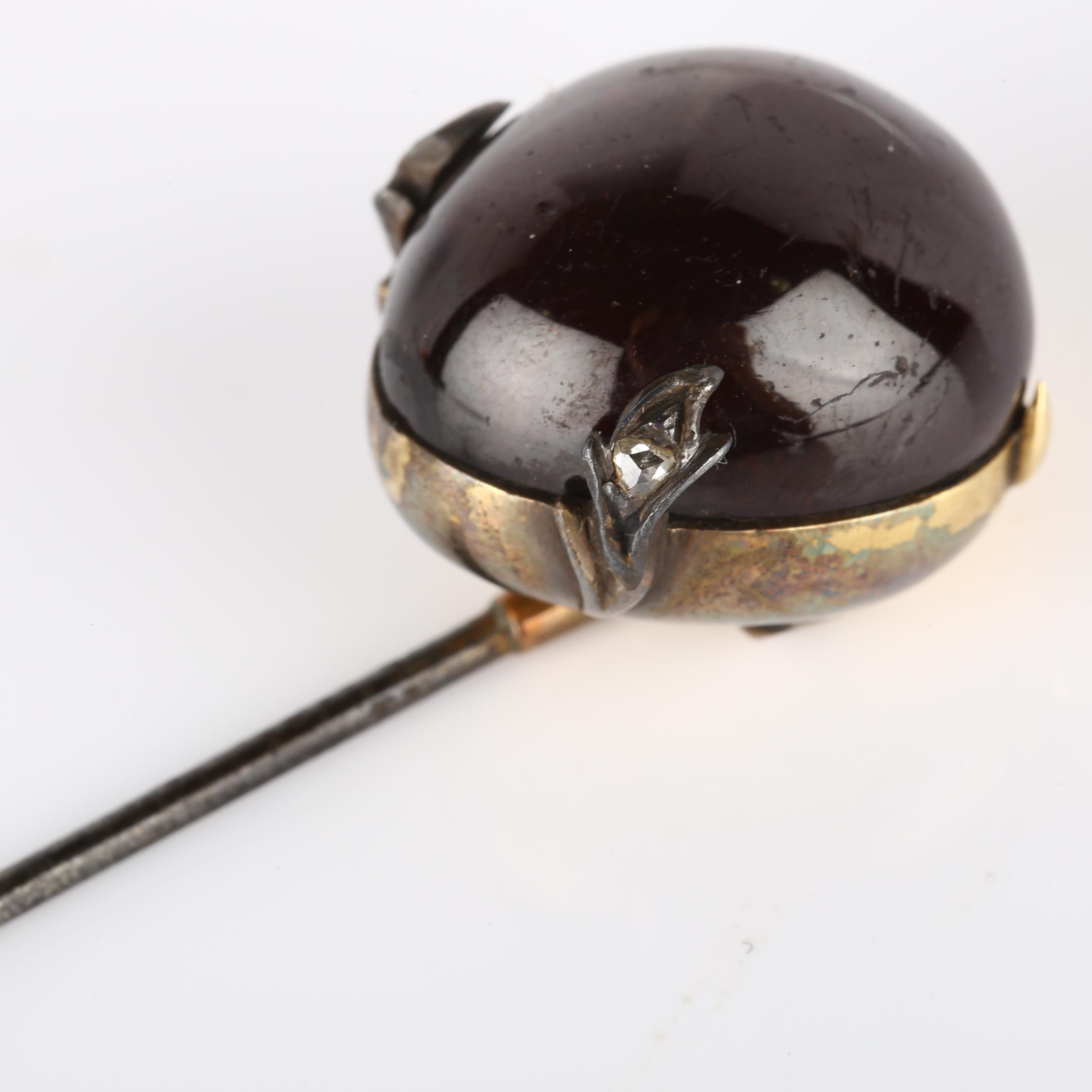 An Antique garnet and diamond hat pin, unmarked gold settings with pear cabochon garnet and rose-cut - Bild 2 aus 4