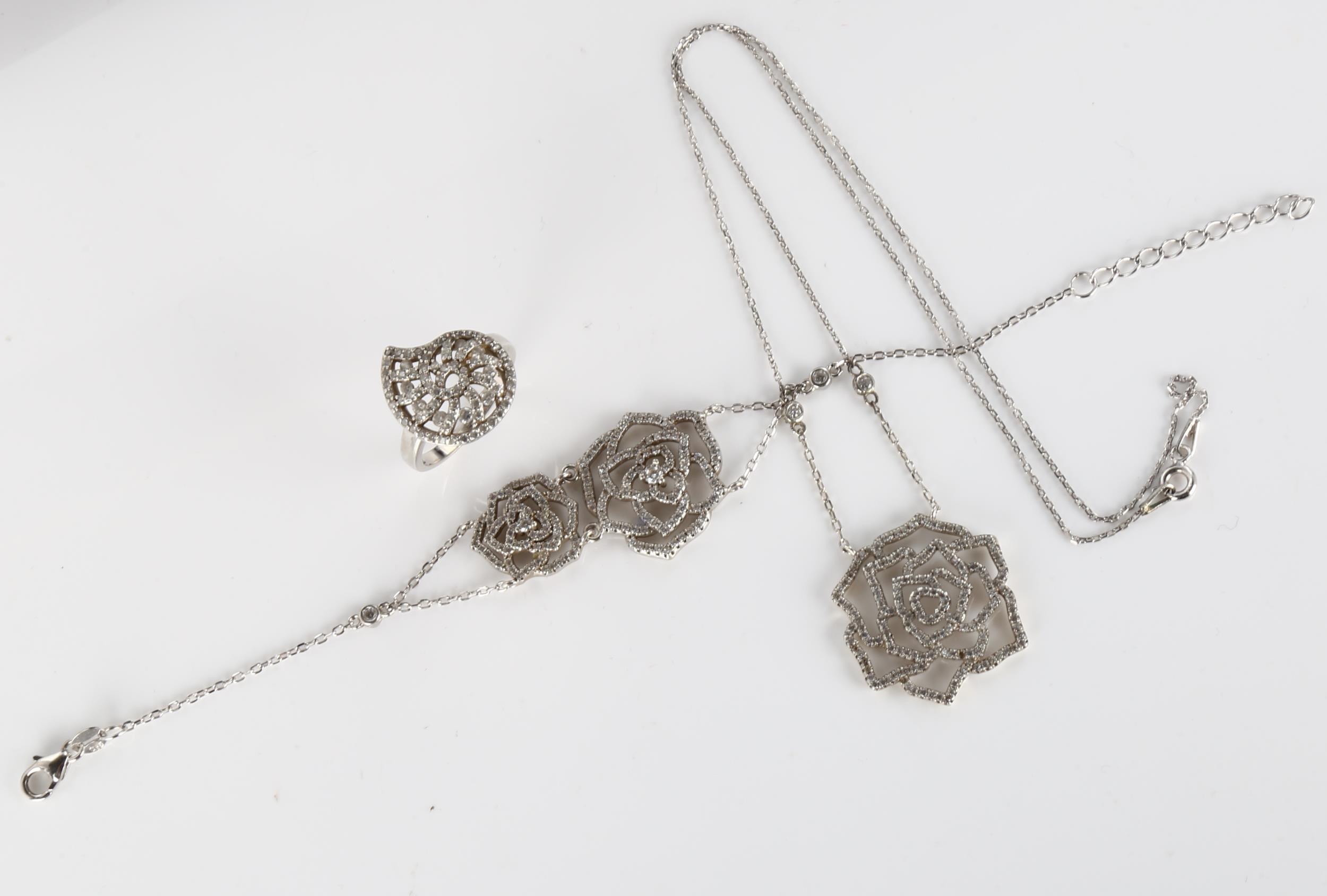 A modern sterling silver and cubic zirconia demi-parure, comprising pendant necklace, bracelet and - Bild 2 aus 4